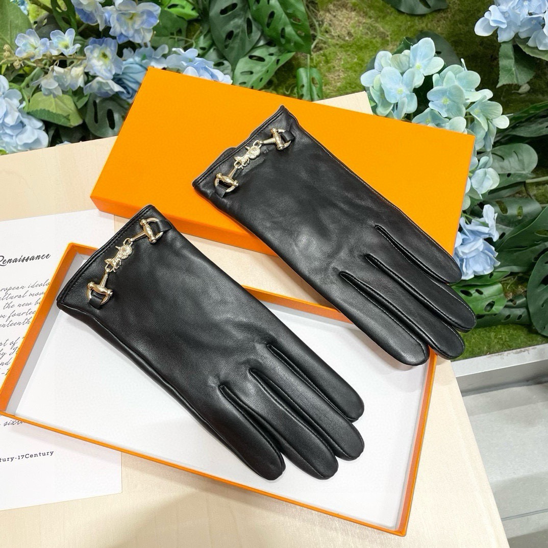 NO:701938,Comes with packaging of new exclusive touch screen gloves for women. Hermès (original quality) official website synchronizes new high-end sheepskin gloves for women. The first choice for goddess Jimei. A must-have and not to be missed. 100% imported sheepskin is used. The leather is fine and soft. Pay attention to the imported sheepskin with its special feel and cashmere lining for better warmth. A must for goddess Jimei. Top-notch workmanship. No detail is spared. Comes with box. Size M L gloves, gloves, hermes, sheepskin, gloves.19860909配包装女款新款独家首发触屏手套 爱马仕（原单品质）官网同步女士新款高档羊皮手套女神集美们首选 必备不可错过百分百选用进口羊皮 皮质细腻柔软 认准进口羊皮特有手感羊绒内里保暖更佳 女神集美们们必备顶级做工任何细节都不放过配盒子 码数M L手套,手套,hermes,sheepskin,gloves,accessory