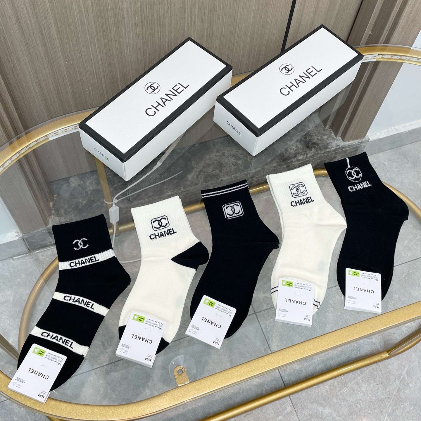 NO:702212,Comes with packaging [five pairs in a box] Chanel's popular high-end card mid-calf socks ~ Very good to see. European and American big-name mid-calf socks are indispensable for fashionistas. They are counter-purchased quality socks. They are super stylish when paired with them. They are so fashionable~~ Recommended, recommended, recommended~~ A must-have fashionable item!  !  socks, stockings, socks, chanel, chanel, socks19860909配包装【一盒五双】Chanel 香奈儿 爆款卡中筒袜高版本 ～好看到爆炸 欧美大牌中筒袜潮人必不能少的专柜代购品质 袜子 ,搭配起来超高逼格 时髦度爆表啊啊啊啊～～推荐推荐推荐～～必入时髦小单品！！袜子,丝袜,袜子,chanel,chanel,socks,accessory