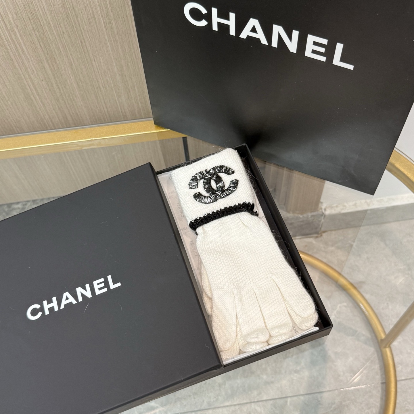 NO:701729,With packaging, the popular CHANEL autumn and winter wool knitted gloves solid color series are popular this autumn and winter. Every color is super beautiful. It looks great with a cashmere coat. Three-dimensional tailoring. Smooth lines. Comfortable to wear. Fashion design is very versatile. Fits the hand. One size fits all. Gloves, gloves, chanel, chanel, gloves19860909配包装 爆款CHANEL香奈儿秋冬羊毛针织手套纯色系列今年秋冬大火 每色都超好看 搭配羊绒大衣绝美 立体版型剪裁 线条流畅 佩戴舒适 时尚设计非常百搭 贴合手型 尺码均码 手套,手套,chanel,chanel,gloves,accessory