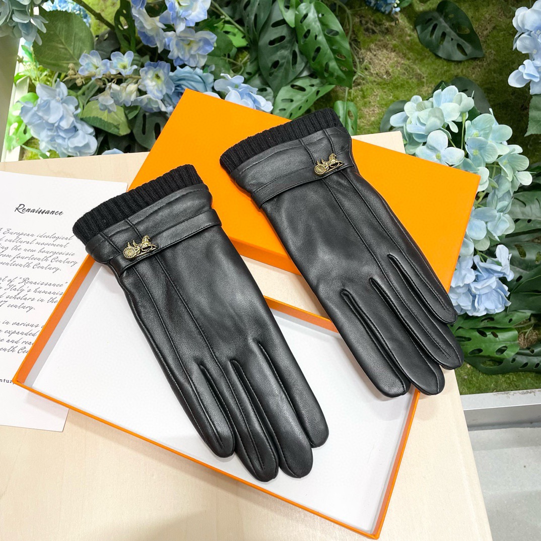 NO:701732,Comes with packaging of new exclusive touch screen gloves for women. Hermès (original quality) official website synchronizes new high-end sheepskin gloves for women. The first choice for goddess Jimei. A must-have and not to be missed. 100% imported sheepskin is used. The leather is fine and soft. Look for the imported sheepskin with its unique feel and cashmere lining for better warmth. A must for goddess Jimei. Top-notch workmanship. No detail is spared. Size M L gloves, gloves, hermes, sheepskin, gloves19860909配包装女款新款独家首发触屏手套 爱马仕（原单品质）官网同步女士新款高档羊皮手套女神集美们首选 必备不可错过百分百选用进口羊皮 皮质细腻柔软 认准进口羊皮特有手感羊绒内里保暖更佳 女神集美们们必备顶级做工任何细节都不放过 码数M L手套,手套,hermes,sheepskin,gloves,accessory
