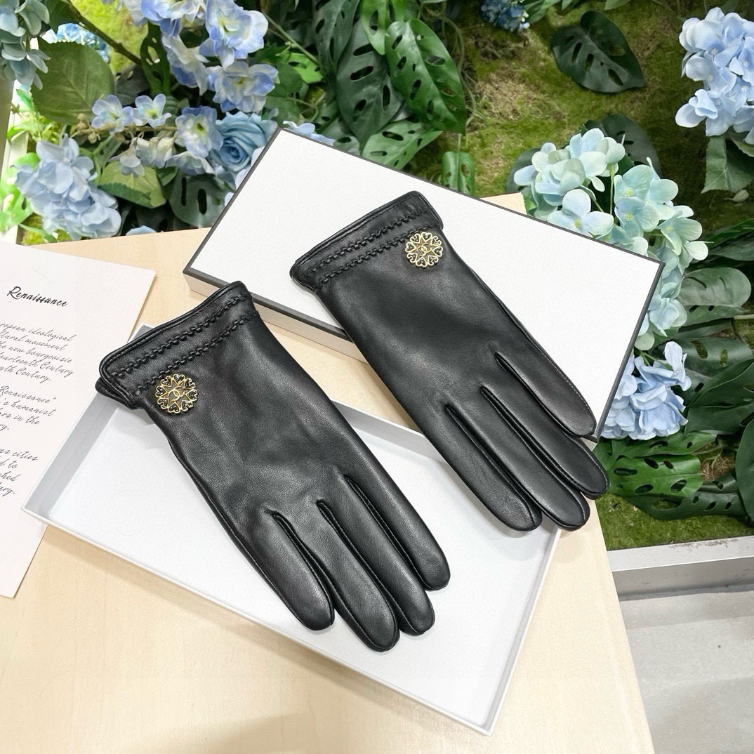 NO:701741,With packaging, women's new exclusive first touch screen gloves Chanel Chanel [original order quality] official website synchronizes women's new high-end sheepskin gloves, the first choice for goddesses. Don't miss 100% imported sheepskin. The leather is fine and soft. Pay attention to the imported sheepskin with its unique feel and cashmere lining for better warmth. Butterfly double C goddess Jimei must have top-notch workmanship. No detail is spared. Authentic open version. Counter one to one. Size M L gloves, gloves, chanel, chanel, sheepskin, gloves.19860909配包装女款新款独家首发触屏手套 Chanel香奈儿【原单品质】官网同步女士新款高档羊皮手套女神首选 不可错过百分百选用进口羊皮 皮质细腻柔软 认准进口羊皮特有手感羊绒内里保暖更佳 蝴蝶双C女神集美们必备顶级做工任何细节都不放过正品开版 专柜一比一 码数M L手套,手套,chanel,chanel,sheepskin,gloves,accessory