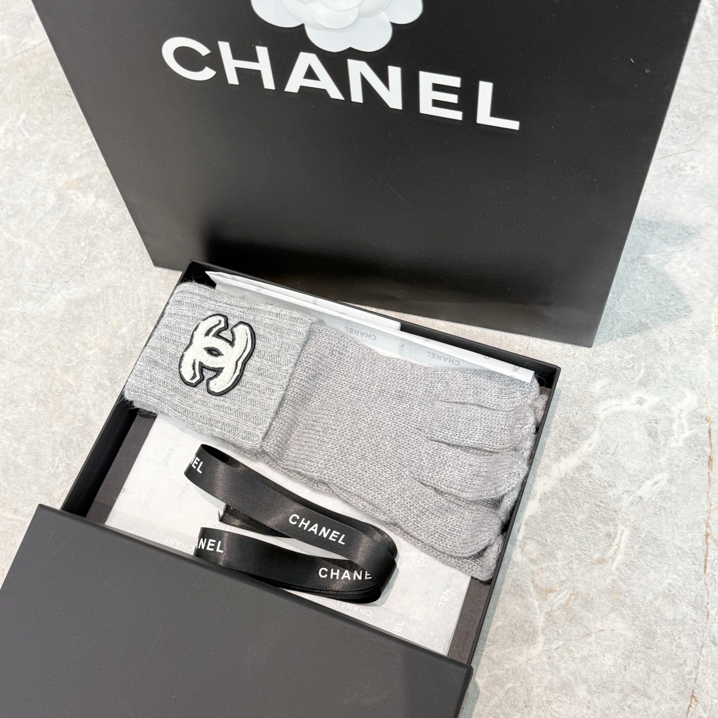 NO:701746,With packaging, the popular CHANEL autumn and winter wool knitted gloves solid color series are popular this autumn and winter. Every color is super beautiful. It looks great with a cashmere coat. Three-dimensional tailoring. Smooth lines. Comfortable to wear. Fashion design is very versatile. Fits the hand. One size fits all. Gloves, gloves, chanel, chanel, gloves19860909配包装 爆款 CHANEL香奈儿秋冬羊毛针织手套纯色系列今年秋冬大火每色都超好看 搭配羊绒大衣绝美 立体版型剪裁 线条流畅 佩戴舒适 时尚设计非常百搭 贴合手型 尺码均码 手套,手套,chanel,chanel,gloves,accessory