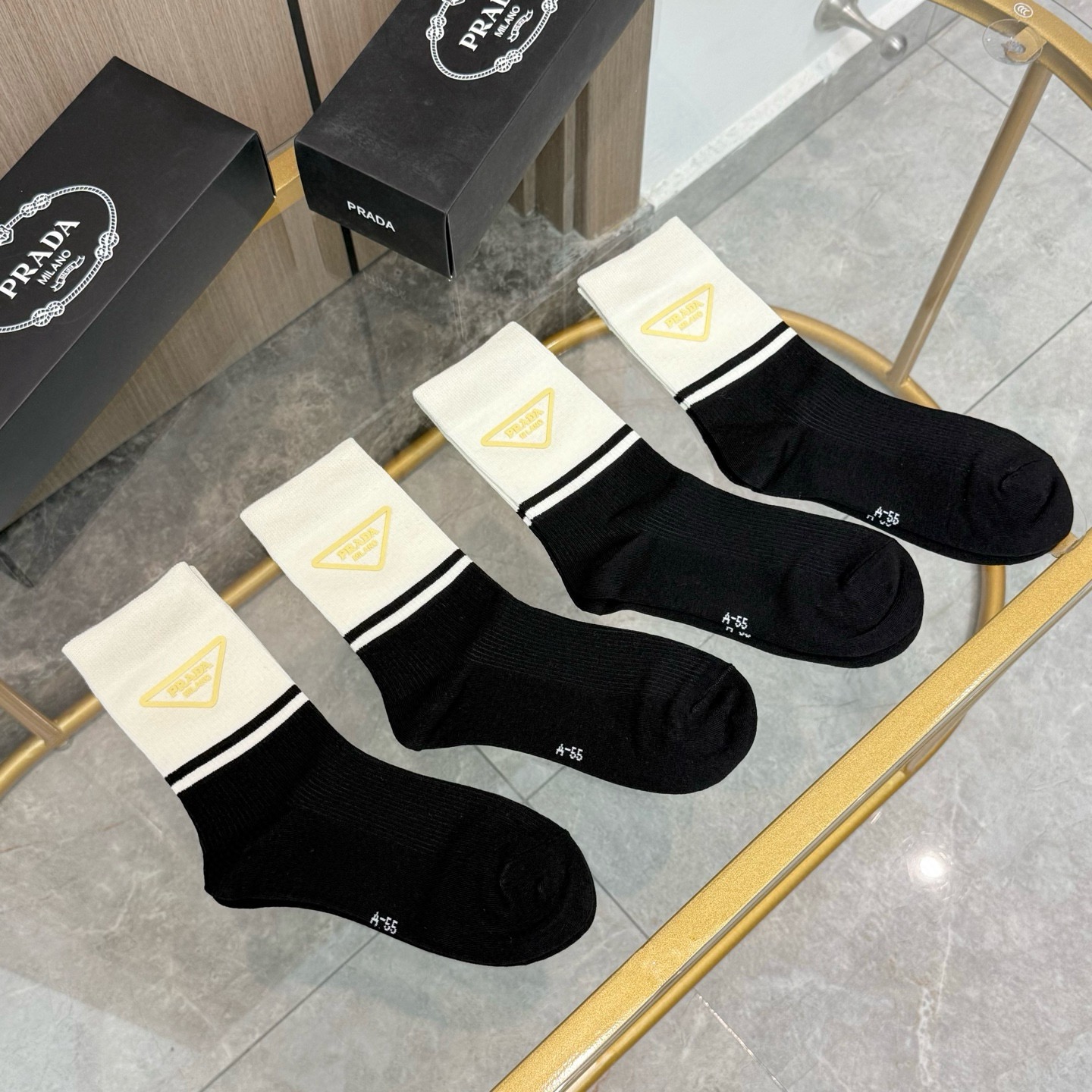 NO:702216,Comes with packaging [four pairs in a box] PRADA's hot-selling high-socks high version ~ It's so good to see the high-socks from big-name European and American brands. It's a must-have counter-purchase quality socks for fashionistas. It's super stylish when paired with them. It's so fashionable~~ Recommended, recommended, recommended~~ A must-have fashionable item!  !  socks, stockings, socks, prada, prada, socks19860909配包装【一盒四双】PRADA 普拉达 爆款高筒袜高版本 ～好看到爆炸 欧美大牌高筒袜潮人必不能少的专柜代购品质 袜子 ,搭配起来超高逼格 时髦度爆表啊啊啊啊～～推荐推荐推荐～～必入时髦小单品！！袜子,丝袜,袜子,prada,prada,socks,accessory