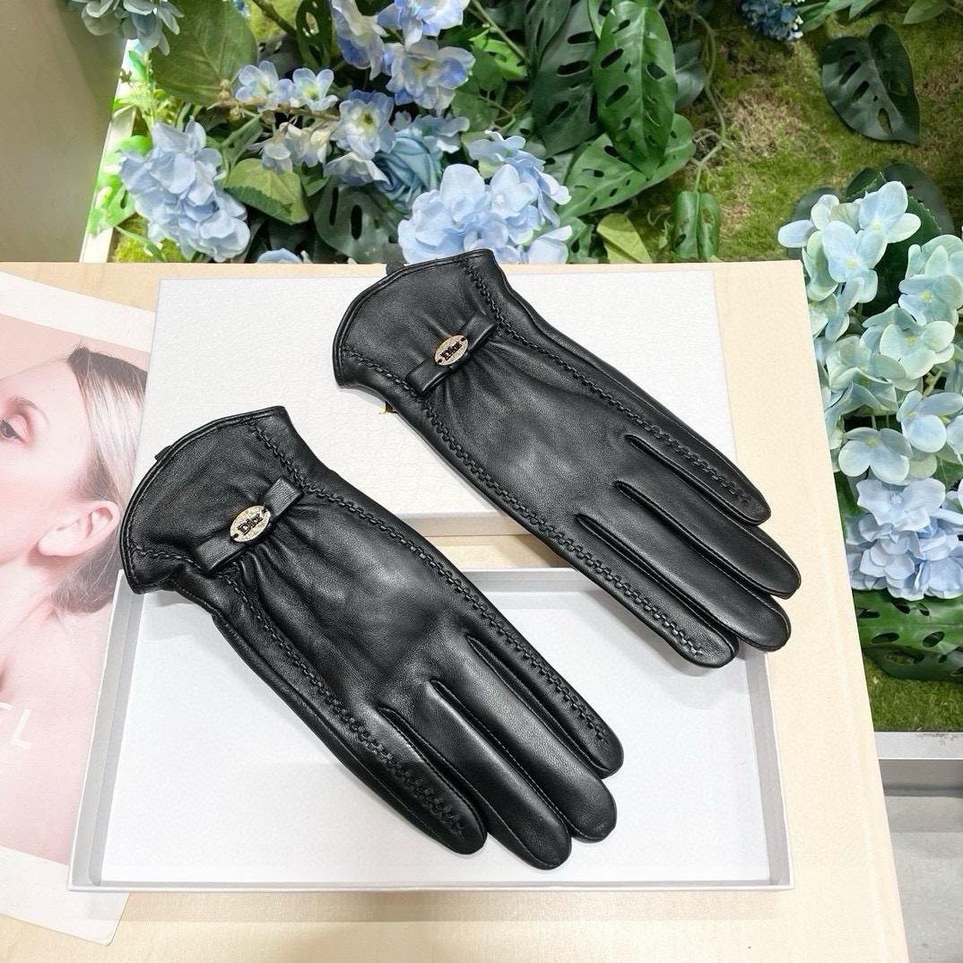 NO:701749,Comes with packaging for women's new exclusive first touch screen gloves. Women's Dior gloves for men [original quality] Official website synchronization of women's new high-end sheepskin gloves is not to be missed. 100% imported sheepskin is used. The leather is fine and soft. Pay attention to the imported sheepskin's unique feel and the inner warmth is better. Original custom hardware and top-notch workmanship. No details are spared. Authentic opening size M L gloves, gloves, dior, sheepskin, gloves19860909配包装女款新款独家首发触屏手套 女士迪奥手套男款【原单品质】官网同步女士新款高档羊皮手套不可错过百分百选用进口羊皮 皮质细腻柔软 认准进口羊皮特有手感布内里保暖更佳 原版定制五金顶级做工任何细节都不放过正品开版 码数M L手套,手套,dior,sheepskin,gloves,accessory