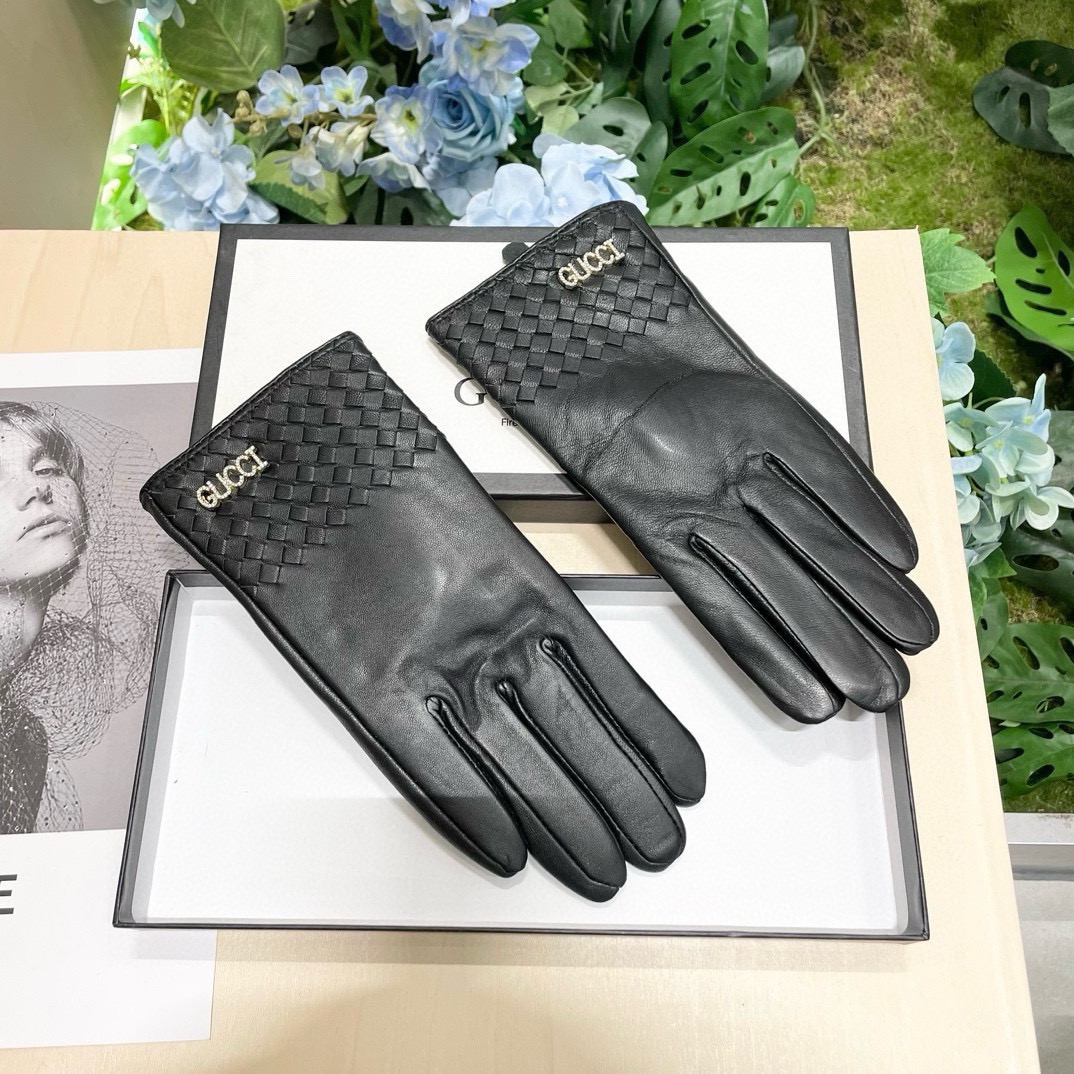 NO:701734,Comes with packaging of the same model as the official website. Exclusive first touch screen gloves. Gucci Gucci's new high-end sheepskin gloves are the first choice for goddesses. Don't miss it. 100% imported sheepskin. The leather is fine and soft. Pay attention to the imported sheepskin with its special feel and cashmere lining for better warmth. Top-notch workmanship. No detail is spared. Authentic open version. One-to-one counters. One-size-fits-all gloves, gloves, gucci, sheepskin, gloves.19860909配包装官网同款新款独家首发触屏手套 Gucci古奇新款高档羊皮手套女神集美们首选 不可错过百分百选用进口羊皮 皮质细腻柔软 认准进口羊皮特有手感羊绒内里保暖更佳 顶级做工任何细节都不放过正品开版 专柜一比一 码数均码手套,手套,gucci,sheepskin,gloves,accessory