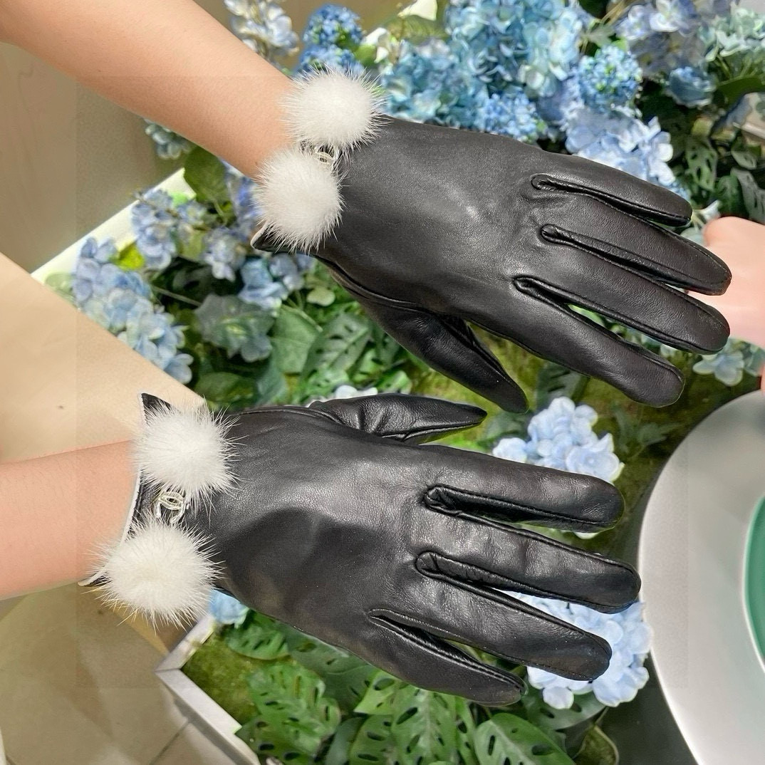 NO:718594,Comes with packaging, women's new model, exclusive debut double C touch screen gloves, Chanel Chanel [original order quality] official website synchronizes women's new high-end sheepskin gloves, the first choice of goddesses. Don't miss 100% imported sheepskin. The leather is fine and soft. Look for the imported sheepskin, with its special feel and cashmere lining to keep warm. It is a must for goddess Jimei. Top-notch workmanship. No detail is spared. Authentic open version. One-to-one counters, one-size-fits-all gloves, gloves, chanel, chanel, sheepskin, gloves.19860909配包装女款新款独家首发双C触屏手套 Chanel香奈儿【原单品质】官网同步女士新款高档羊皮手套女神首选 不可错过百分百选用进口羊皮 皮质细腻柔软 认准进口羊皮特有手感羊绒内里保暖更佳 女神集美们必备顶级做工任何细节都不放过正品开版 专柜一比一 码数均码手套,手套,chanel,chanel,sheepskin,gloves,accessory