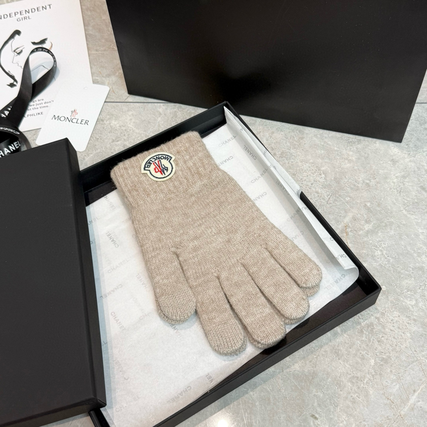 NO:718598,Comes with packaging [one pair in one box] MONCLER · Meng Mouth Super Popular Internet Celebrity Gloves M Home Official Website Synchronized Logo Letters Knitted Warm Gloves, recommended by ins star Internet celebrities, extremely popular wool material, warm, soft and comfortable, European and American big-name street essential gloves, gloves, Moncler, gloves19860909配包装【一盒一双】MONCLER · 蒙口超级爆款网红手套M家官网同步logo字母针织保暖手套,ins明星网红推荐火爆至极羊毛材质,保暖柔软舒适,欧美大牌街头必备手套,手套,Moncler,gloves,accessory