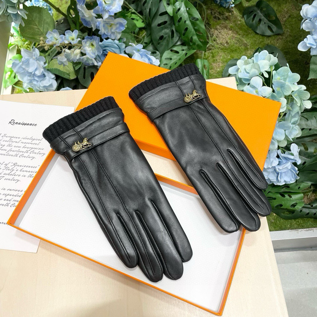 NO:718615,Comes with packaging of new exclusive touch screen gloves for women. Hermès (original quality) official website synchronizes new high-end sheepskin gloves for women. The first choice for goddess Jimei. A must-have and not to be missed. 100% imported sheepskin is used. The leather is fine and soft. Look for the imported sheepskin with its unique feel and cashmere lining for better warmth. A must for goddess Jimei. Top-notch workmanship. No detail is spared. Size M L gloves, gloves, hermes, sheepskin, gloves19860909配包装女款新款独家首发触屏手套 爱马仕（原单品质）官网同步女士新款高档羊皮手套女神集美们首选 必备不可错过百分百选用进口羊皮 皮质细腻柔软 认准进口羊皮特有手感羊绒内里保暖更佳 女神集美们们必备顶级做工任何细节都不放过 码数M L手套,手套,hermes,sheepskin,gloves,accessory