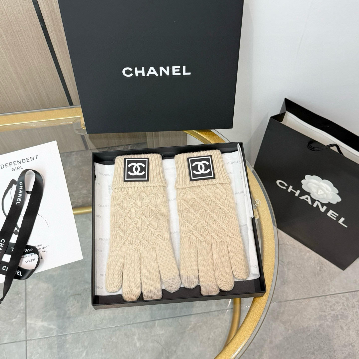 NO:718618,With packaging, the popular CHANEL autumn and winter wool knitted gloves solid color series are popular this autumn and winter. Every color is super beautiful. It looks great with a cashmere coat. Three-dimensional tailoring. Smooth lines. Comfortable to wear. Fashion design is very versatile. Fits the hand. One size fits all. Gloves, gloves, chanel, chanel, gloves19860909配包装 爆款 CHANEL香奈儿秋冬羊毛针织手套纯色系列今年秋冬大火每色都超好看 搭配羊绒大衣绝美 立体版型剪裁 线条流畅 佩戴舒适 时尚设计非常百搭 贴合手型 尺码均码 手套,手套,chanel,chanel,gloves,accessory
