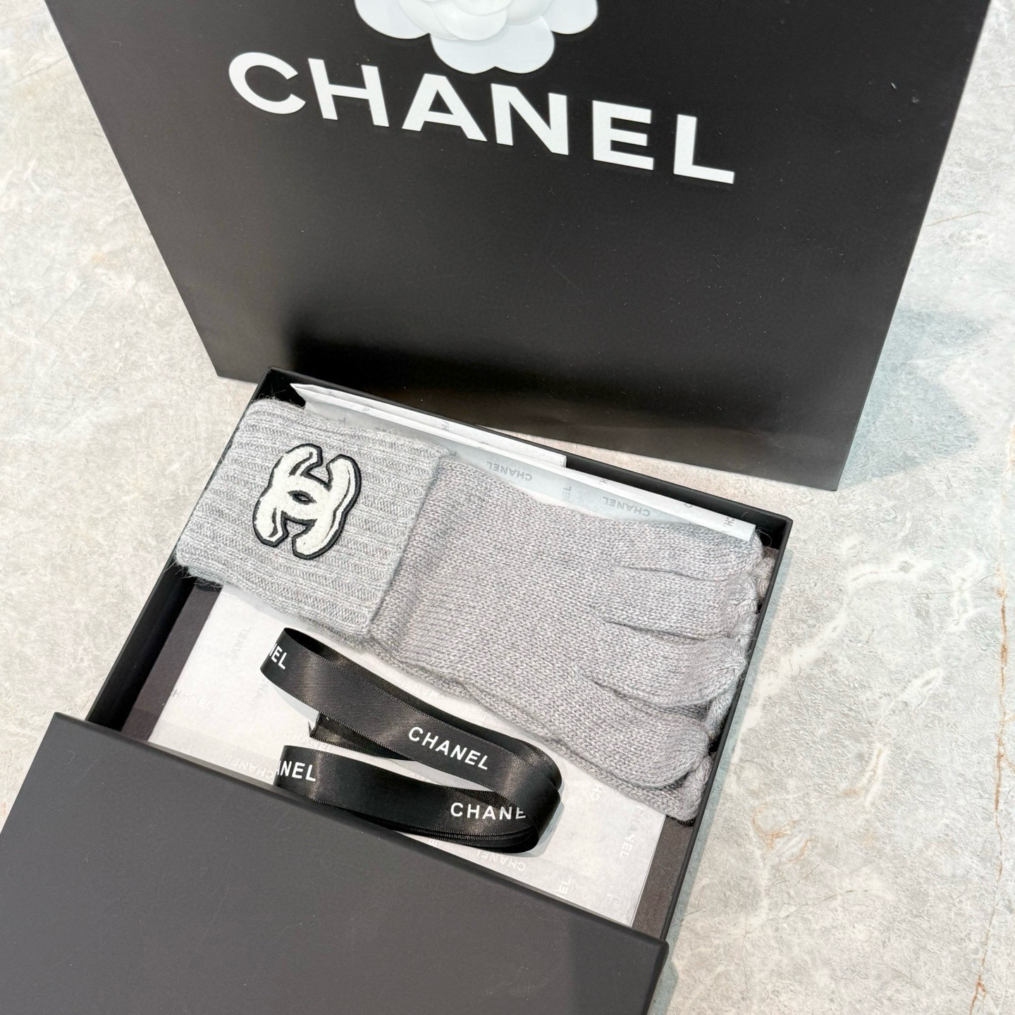 NO:718624,With packaging, the popular CHANEL autumn and winter wool knitted gloves solid color series are popular this autumn and winter. Every color is super beautiful. It looks great with a cashmere coat. Three-dimensional tailoring. Smooth lines. Comfortable to wear. Fashion design is very versatile. Fits the hand. One size fits all. Gloves, gloves, chanel, chanel, gloves19860909配包装 爆款 CHANEL香奈儿秋冬羊毛针织手套纯色系列今年秋冬大火每色都超好看 搭配羊绒大衣绝美 立体版型剪裁 线条流畅 佩戴舒适 时尚设计非常百搭 贴合手型 尺码均码 手套,手套,chanel,chanel,gloves,accessory