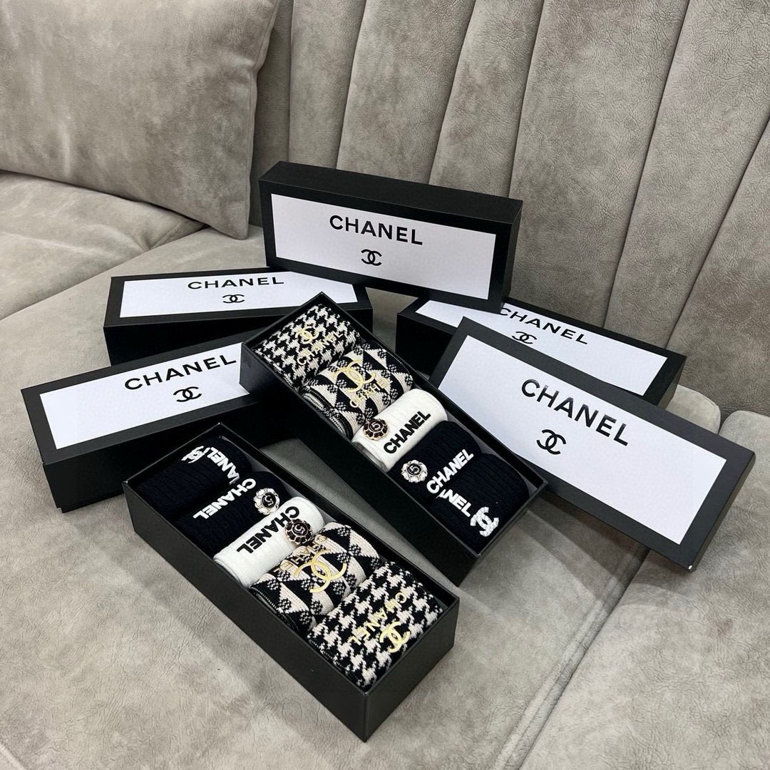 NO:718627,Comes with packaging [five pairs in a box] CHANEL Chanel mid-calf socks [Product size] 35-40 [Product material] Cotton 85 polyester fiber 13 spandex 2 The gold label adopts imported high-wave technology The white and black small fragrance letters use silicone three-dimensional technology [Product selling point] Chanel's middle-aged and timeless classic feel is soft and comfortable, breathable and not stuffy on the feet. This set of small fragrance mid-calf socks is suitable for various occasions as gifts for personal use. It is polite and face-friendly. This is a versatile artifact for girls.  I love Hermès so much in socks. I highly recommend gloves, gloves, chanel, chanel, hermes, gloves, socks, which are a must-have for everyone.19860909配包装【一盒五双】  CHANEL香奈儿中筒袜【产品尺码】35-40【产品材质】棉85聚酯纤维13氨纶2金色标采用进口高波工艺 白色黑色小香字母采用硅胶立体工艺【产品卖点】香奈儿中古风永恒的经典手感柔软上脚舒适透气好不闷脚随意搭配 这套小香中筒袜适合各种场合送礼自用有礼有面这才是女孩的百搭神器 袜子中的爱马仕高极感拉满爱了爱了强烈推荐人手必备手套,手套,chanel,chanel,hermes,gloves,socks,accessory