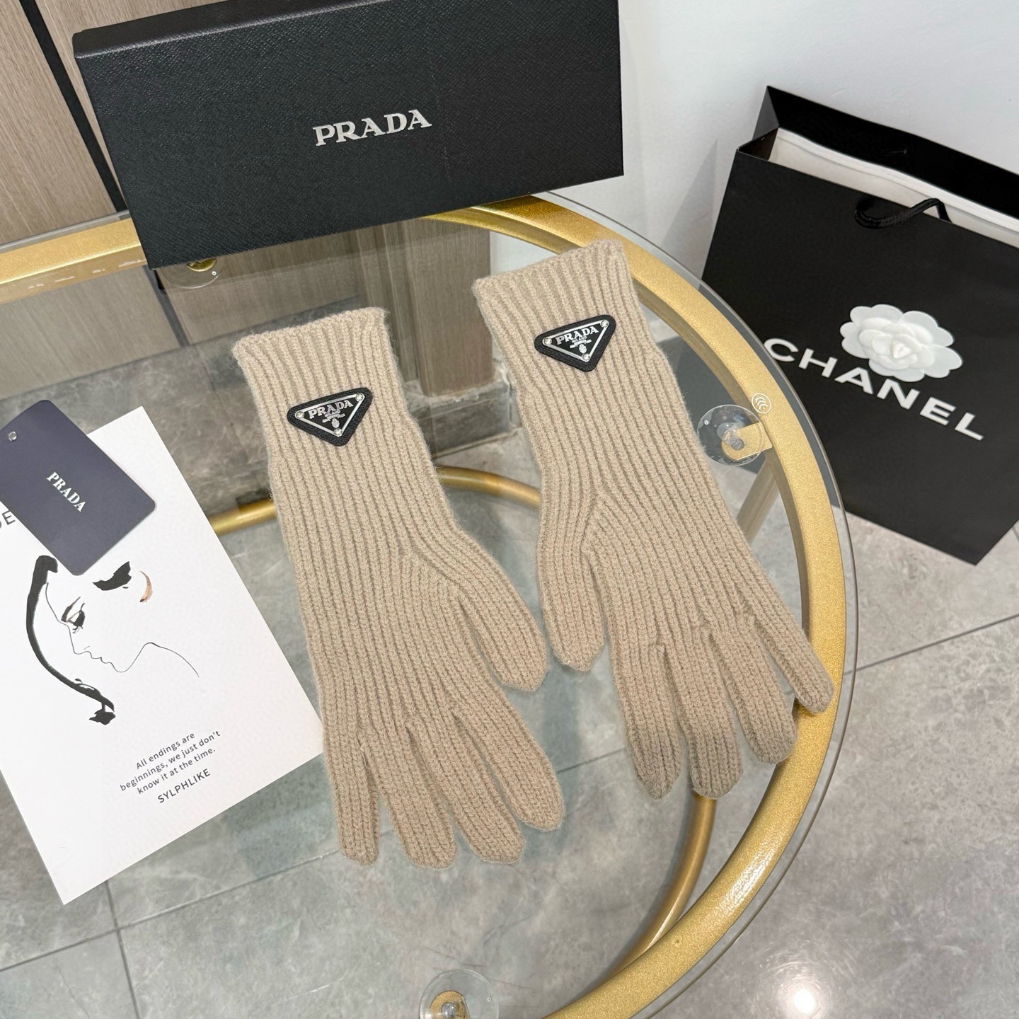 NO:718625,With packaging, the popular PRADA autumn and winter wool knitted gloves solid color series are hot this autumn and winter. Every color is super beautiful. It looks great with a cashmere coat. Three-dimensional tailoring. Smooth lines. Comfortable to wear. Fashionable design is very versatile. Fits the hand. One size fits all. Gloves, gloves, prada, prada, gloves19860909配包装 爆款PRADA普拉达 秋冬羊毛针织手套纯色系列今年秋冬大火 每色都超好看 搭配羊绒大衣绝美 立体版型剪裁 线条流畅 佩戴舒适 时尚设计非常百搭 贴合手型 尺码均码手套,手套,prada,prada,gloves,accessory