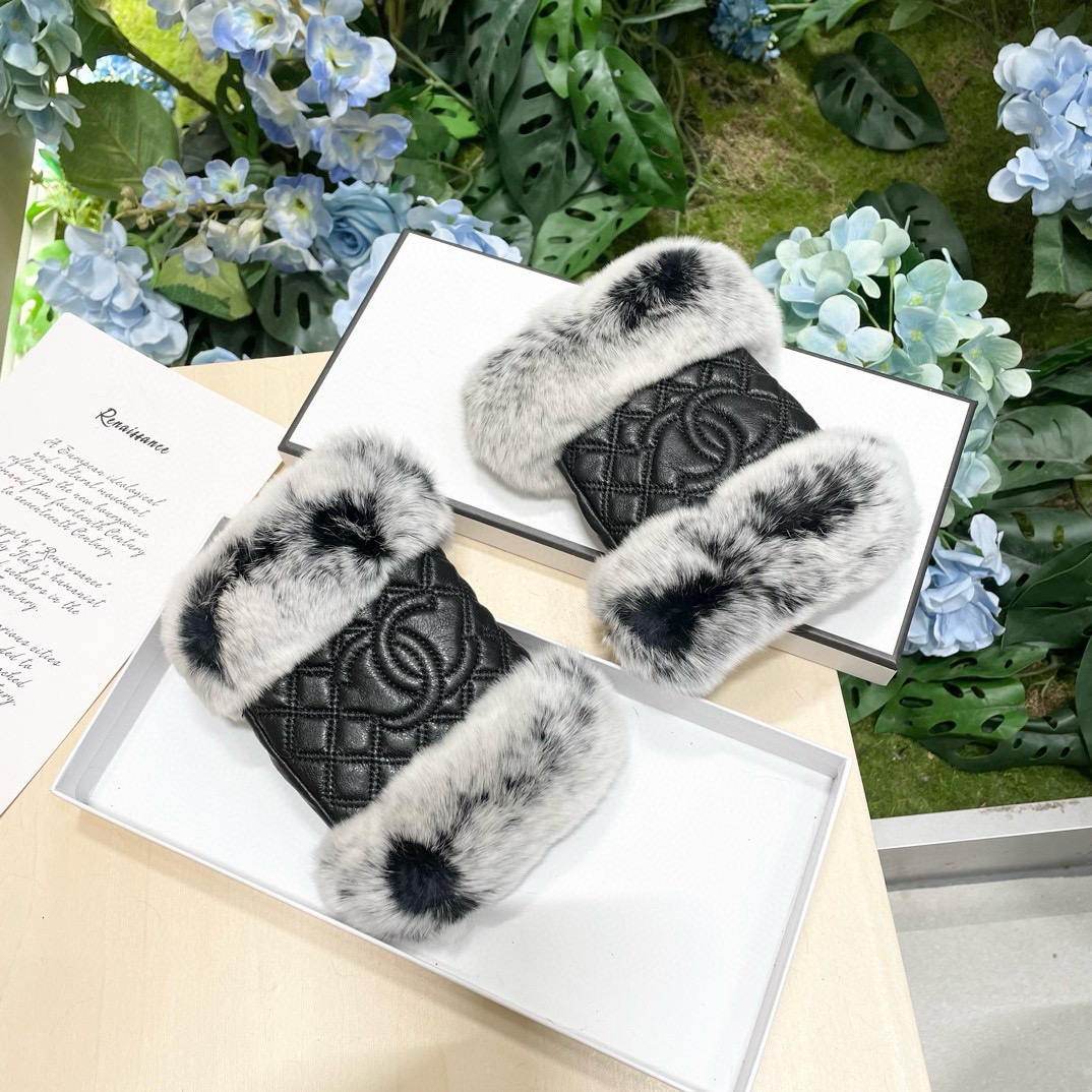 NO:718608,With packaging, Chanel's new autumn and winter short lazy rabbit fur sheepskin embroidered gloves are worth comparing the same model with different qualities, and instantly kill the poor products on the market. Imported first-grade sheepskin, lazy rabbit fur with velvet inside, a classic and timeless style. If you like it, you can buy it. If you use it this year, you can still use it next year. [Happy][Happy][Happy] Comes with box, one-size-fits-all gloves, gloves, chanel, sheepskin, gloves19860909配包装女款香奈儿新款秋冬短款懒兔毛羊皮刺绣手套值得对比同款不同品质,秒杀市场差产品,进口一级羊皮懒兔毛内里加绒 经典不过时款.喜欢可以入手了,这种品质的今年用了明年还能用 [愉快][愉快][愉快]配盒子均码手套,手套,chanel,sheepskin,gloves,accessory