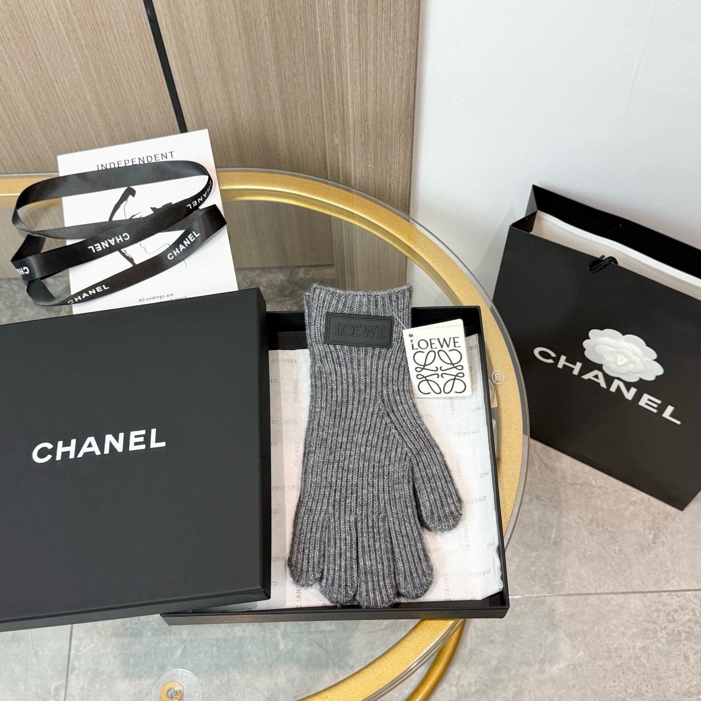 NO:718620,With packaging, the popular LOEWE Autumn and Winter wool knitted gloves solid color series are popular this autumn and winter. Every color is super beautiful. It looks great with a cashmere coat. Three-dimensional tailoring. Smooth lines. Comfortable to wear. Fashionable design is very versatile. Fits the hand. One-size-fits-all gloves, gloves, loewe, loewe, gloves19860909配包装 爆款LOEWE罗意威 秋冬羊毛针织手套纯色系列今年秋冬大火 每色都超好看 搭配羊绒大衣绝美 立体版型剪裁 线条流畅 佩戴舒适 时尚设计非常百搭 贴合手型 尺码均码手套,手套,loewe,loewe,gloves,accessory