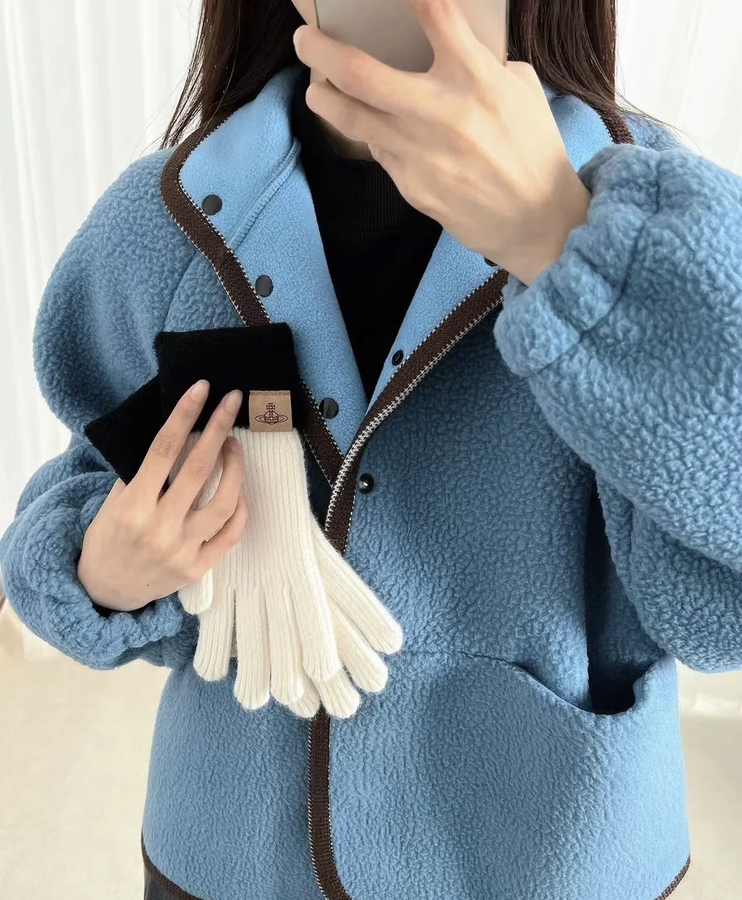 NO:718623,Comes with packaging Vivienne Westwood 2025s new knitted wool warm gloves!  Counter synchronization!  Fingerless gloves can touch the screen, the details are exquisite and high-end, and the brand logo graphics are full of high-end feeling. Gloves, gloves, gloves19860909配包装Vivienne Westwood西太后 2025s新款针织毛线保暖手套！专柜同步！露指手套可触屏,细节精致高级,品牌logo图形高级感满满.手套,手套,gloves,accessory