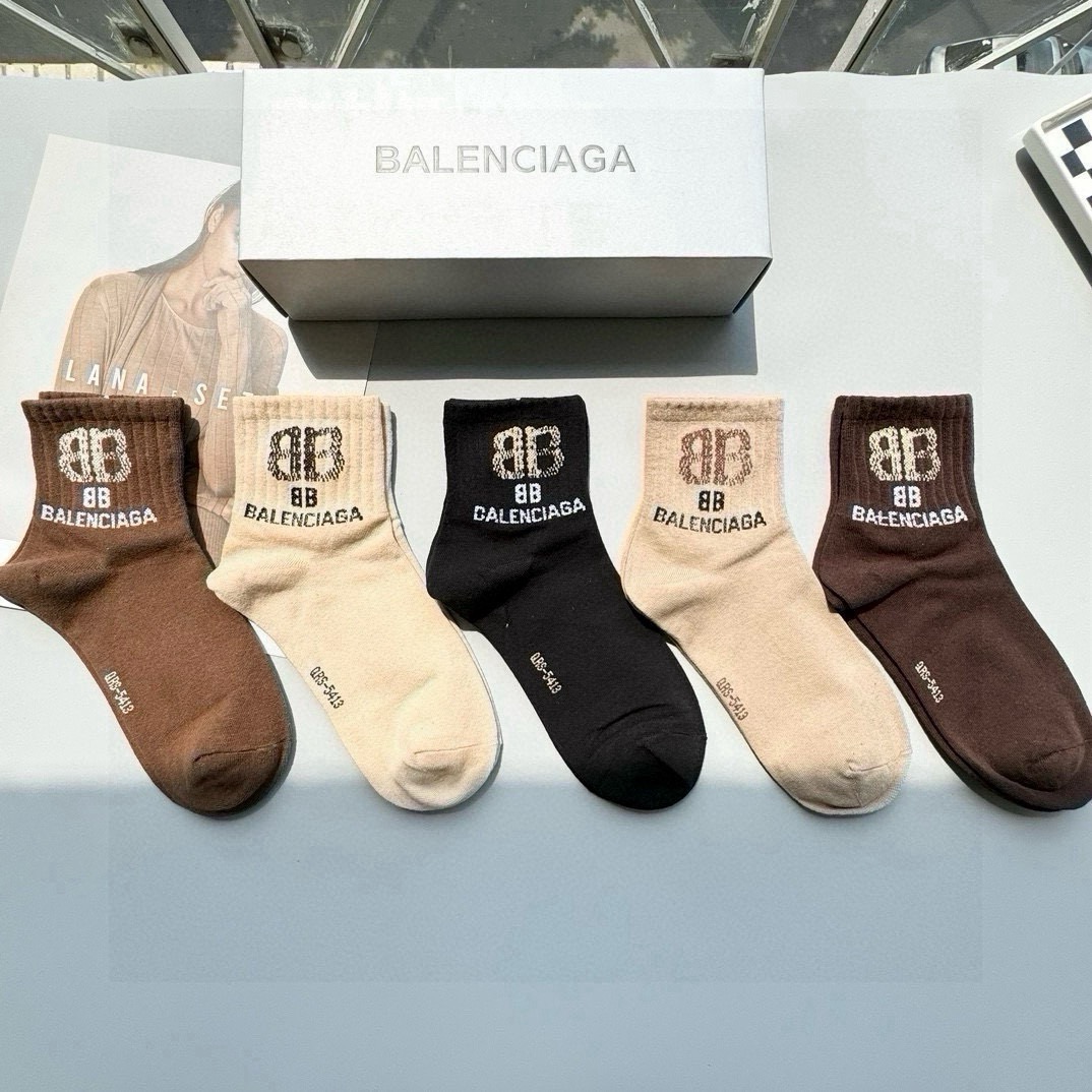 NO:718912,Comes with packaging [five pairs in a box] BALENCIAGA · Balenciaga. High-quality, eye-catching European and American big-name mid-calf socks for men and women. Indispensable counter-purchased high-quality mid-calf socks for trendy people. They are super stylish when paired with them. They are so fashionable~~ Recommended, recommended, recommended~~ A must-have fashionable item!  !  !  socks, stockings, socks, balenciaga, balenciaga, socks19860909配包装【一盒五双】BALENCIAGA · 巴黎世家 高品质好看到爆炸欧美大牌中筒袜男女款潮人必不能少的专柜代购品质中筒袜子 ,搭配起来超高逼格 时髦度爆表啊啊啊啊～～推荐推荐推荐～～必入时髦小单品！！！袜子,丝袜,袜子,balenciaga,balenciaga,socks,accessory