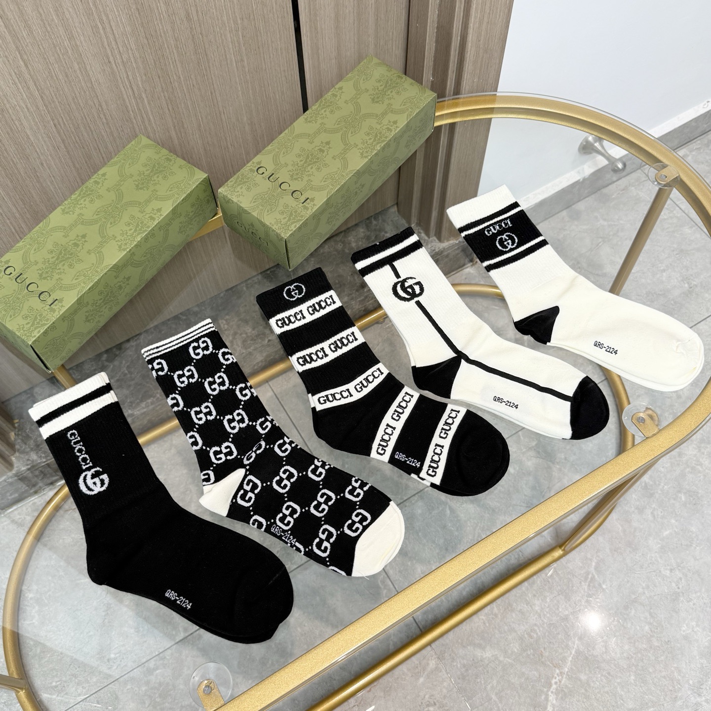 NO:718915,Comes with packaging [five pairs in one box] Gucci·Gucci Internet celebrity hot model shipped ~ G's new product counter version socks are made of pure cotton material, super soft and comfortable, classic gold thread double G in the mouth, super eye-catching, super hot ins small item, big name outing, fashionable people must have super easy to match socks, stockings, socks, gucci, gucci, socks19860909配包装【一盒五双】Gucci · 古奇网红爆款出货~G家新品专柜对版袜子纯棉材质织造,超级柔软舒适,罗口经典金线双G,超级抢眼,ins超火爆小单品,大牌出街,潮人必备超好搭袜子,丝袜,袜子,gucci,gucci,socks,accessory