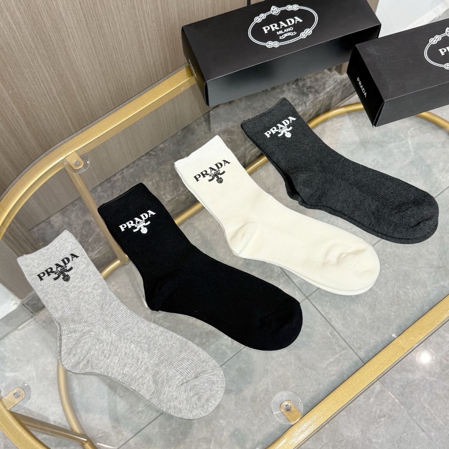 NO:718904,Comes with packaging [four pairs in a box] PRADA high-end version ~ Look great. PRADA socks are double-needle hot-printed mid-calf socks. Ultra-exquisite and trendy people must buy high-quality mid-calf socks at PRADA counters. They match with super high style and are extremely fashionable. Recommended, recommended, recommended ~ must-have fashionable items!  !  !  socks, stockings, socks, prada, prada, socks19860909配包装【一盒四双】PRADA 普拉达高版本 ～好看到爆炸 PRADA 袜子双针烫印中筒袜,超精致潮人必不能少的 PRADA 专柜代购品质 中筒袜子 ,搭配起来超高逼格 时髦度爆表啊啊啊啊～～推荐推荐推荐～～必入时髦小单品！！！袜子,丝袜,袜子,prada,prada,socks,accessory