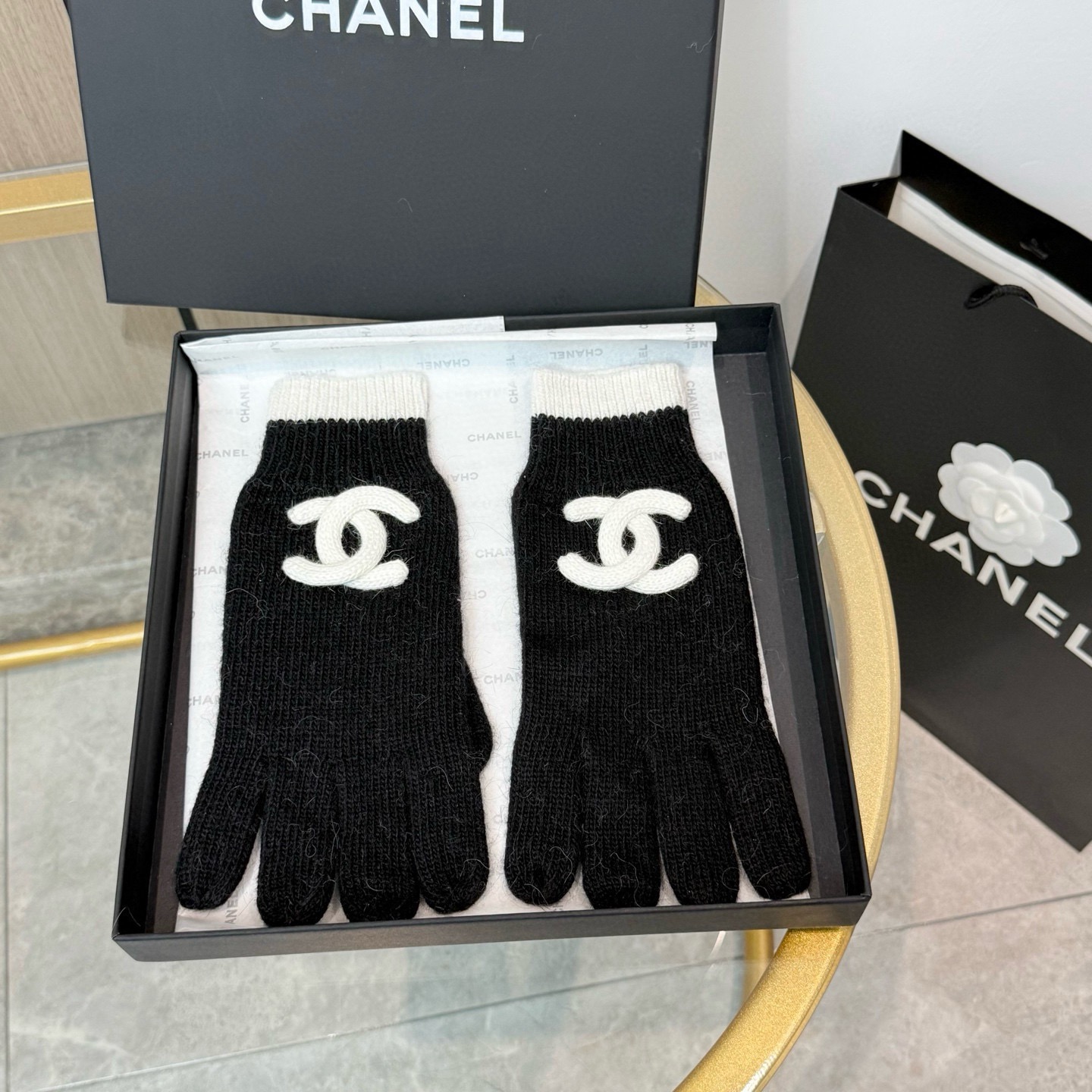 NO:718629,With packaging, the popular CHANEL autumn and winter wool knitted gloves solid color series are popular this autumn and winter. Every color is super beautiful. It looks great with a cashmere coat. Three-dimensional tailoring. Smooth lines. Comfortable to wear. Fashionable design is very versatile. Fits the hand. One size fits all. Gloves, gloves, chanel, chanel, gloves19860909配包装 爆款CHANEL香奈儿秋冬羊毛针织手套纯色系列今年秋冬大火 每色都超好看 搭配羊绒大衣绝美 立体版型剪裁 线条流畅 佩戴舒适 时尚设计非常百搭 贴合手型 尺码均码 手套,手套,chanel,chanel,gloves,accessory