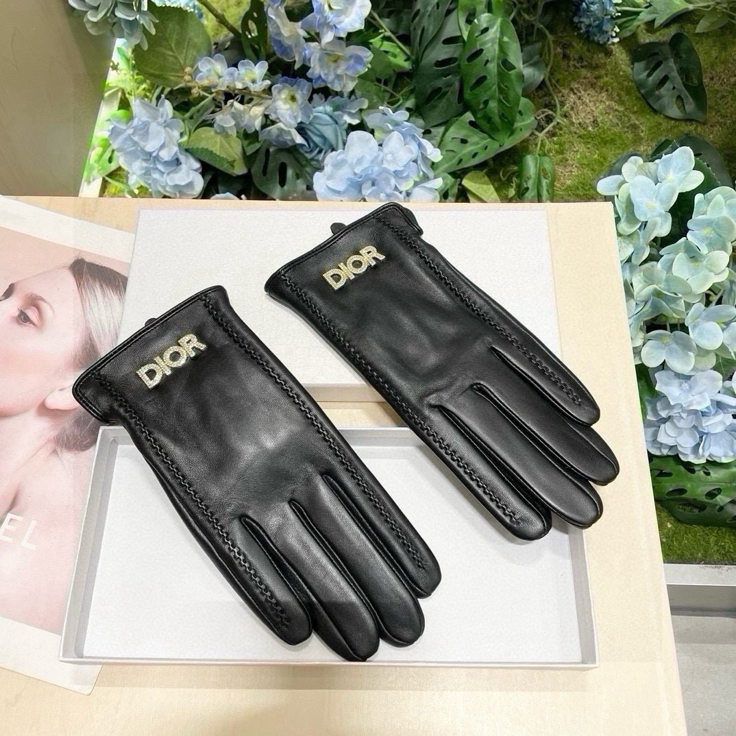 NO:718636,Comes with packaging, women's new exclusive first touch screen gloves. DIOR Dior [original quality] official website synchronizes women's new high-end sheepskin gloves, the first choice for goddesses. Don't miss 100% imported sheepskin. The leather is fine and soft. Pay attention to the imported sheepskin with its unique feel. The cashmere lining is better for warmth. It is a must for goddess Jimei. Top-notch workmanship. No details are spared. Authentic open version. Counter one to one. Size M L gloves, gloves, dior, dior, sheepskin, gloves.19860909配包装女款新款独家首发触屏手套 DIOR迪奥【原单品质】官网同步女士新款高档羊皮手套女神首选 不可错过百分百选用进口羊皮 皮质细腻柔软 认准进口羊皮特有手感羊绒内里保暖更佳 女神集美们必备顶级做工任何细节都不放过正品开版 专柜一比一 码数M L手套,手套,dior,dior,sheepskin,gloves,accessory
