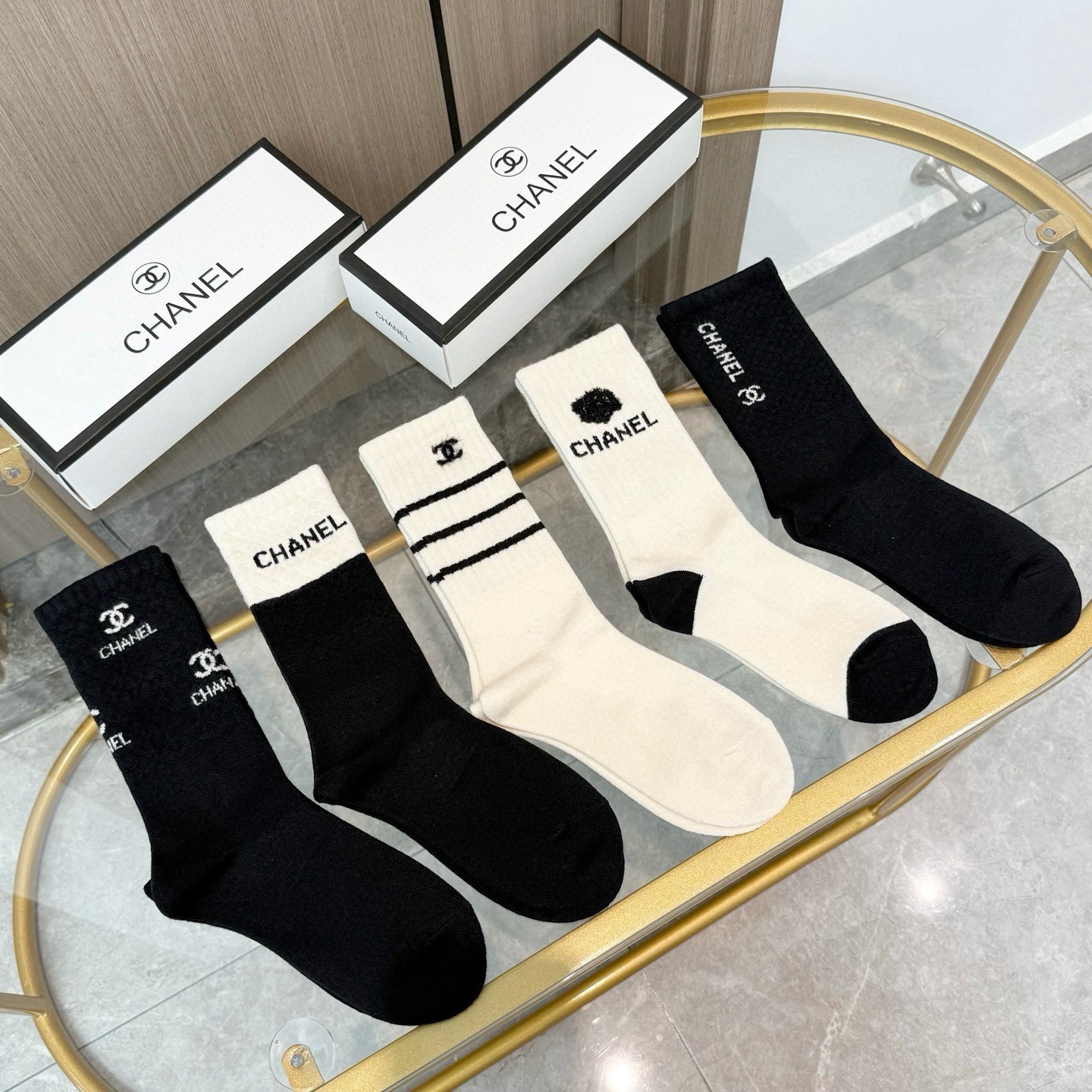 NO:718902,[Five pairs in a box] CHANEL Chanel high-end version ~ Good-looking, explosive little fragrance socks and cashmere socks, super soft and waxy, a must-have for fashionistas. CHANEL counter-purchased quality mid-calf socks, super high-end style when paired together, extremely fashionable~~ Recommended, recommended, recommended~~ A must-have fashionable item!  !  !  socks, stockings, socks, chanel, chanel, socks19860909【一盒五双】CHANEL香奈儿高版本 ～好看到爆炸小香 袜子羊绒袜,超软糯潮人必不能少的CHANEL专柜代购品质 中筒袜子 ,搭配起来超高逼格 时髦度爆表啊啊啊啊～～推荐推荐推荐～～必入时髦小单品！！！袜子,丝袜,袜子,chanel,chanel,socks,accessory