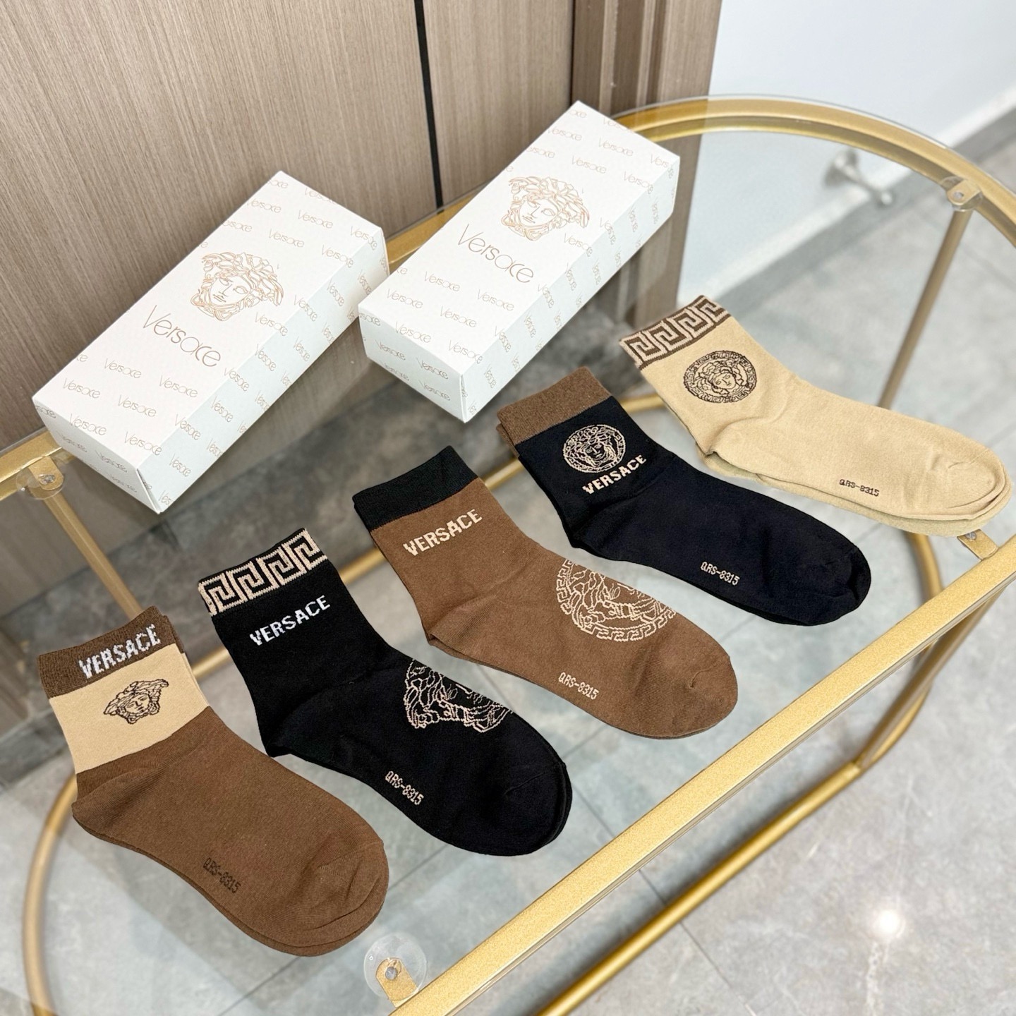 NO:718917,Comes with packaging [five pairs in a box] European and American big-name Versace, great-looking European and American big-name mid-calf socks for men, a must-have counter-purchase quality short-tube socks for trendy people, super high-end style when paired with them, extremely fashionable~~ Recommended, recommended, recommended~~ A must-have fashionable item!  !  !  socks,stockings,socks,versace,socks19860909配包装【一盒五双】欧美大牌 范思哲 好看到爆炸欧美大牌中筒袜男款潮人必不能少的专柜代购品质 短筒袜子 ,搭配起来超高逼格 时髦度爆表啊啊啊啊～～推荐推荐推荐～～必入时髦小单品！！！袜子,丝袜,袜子,versace,socks,accessory