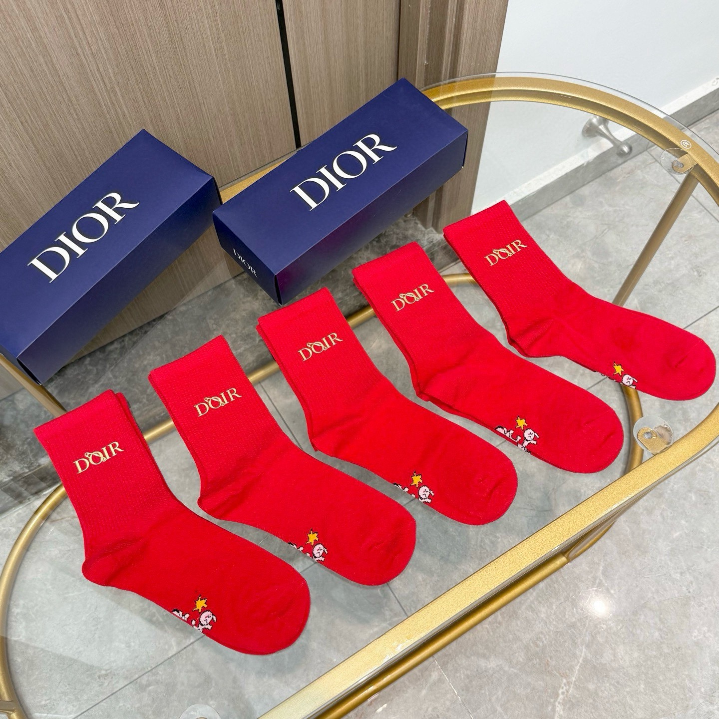 NO:718927,Comes with packaging [five pairs in a box] DIOR Dior’s popular Chinese New Year socks, the same style as the official website’s letter-gilded mid-length socks!  Luokou embroidery brand abbreviation letter ins decoration, counter synchronous tube socks, big brands out on the street, fashionable people must have super matching socks, stockings, socks, dior, dior, socks19860909配包装【一盒五双】DIOR迪奥 红红火火过年袜 官网同款字母烫金中长款袜子！罗口刺绣品牌简称字母ins装饰,专柜同步筒袜袜子,大牌出街,潮人必备超好搭袜子,丝袜,袜子,dior,dior,socks,accessory