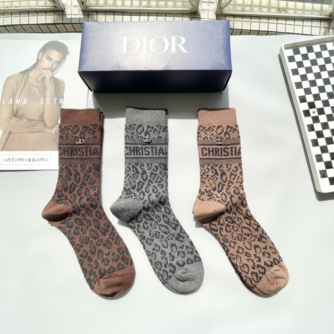 NO:719309,Comes with packaging [three pairs in one box] Dior · Dior's super popular Internet celebrity socks D's official website synchronized jacquard letter calf socks, recommended by ins star Internet celebrities, extremely popular pure cotton material, light, soft and breathable, suitable for all seasons, European and American big-name street essential socks, stockings, socks, dior, dior, dior, socks19860909配包装【一盒三双】Dior · 迪奥超级爆款网红袜子D家官网同步提花字母小腿袜,ins明星网红推荐火爆至极纯棉材质,轻薄柔软透气,四季通用,欧美大牌街头必备袜子,丝袜,袜子,dior,dior,dior,socks,accessory