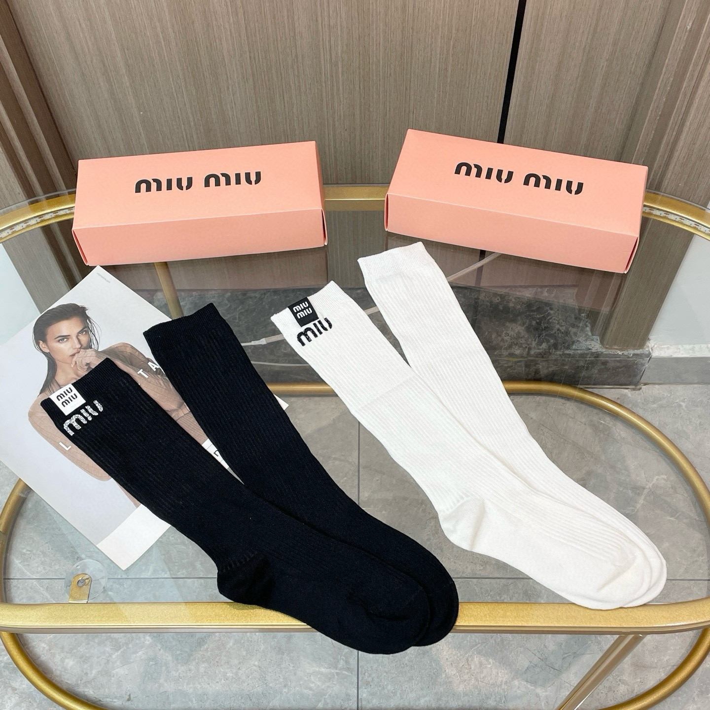 NO:719322,Comes with packaging [two pairs in one box] MIUMIU · Miu Miu's super popular Internet celebrity socks M's official website synchronous knitted letter calf socks, recommended by ins stars and Internet celebrities, extremely popular pure cotton material, light, soft and breathable, suitable for all seasons, European and American big-name street essential socks, stockings, socks, miumiu, socks19860909配包装【一盒二双】MIUMIU · 缪缪超级爆款网红袜子M家官网同步针织字母小腿袜,ins明星网红推荐火爆至极纯棉材质,轻薄柔软透气,四季通用,欧美大牌街头必备袜子,丝袜,袜子,miumiu,socks,accessory