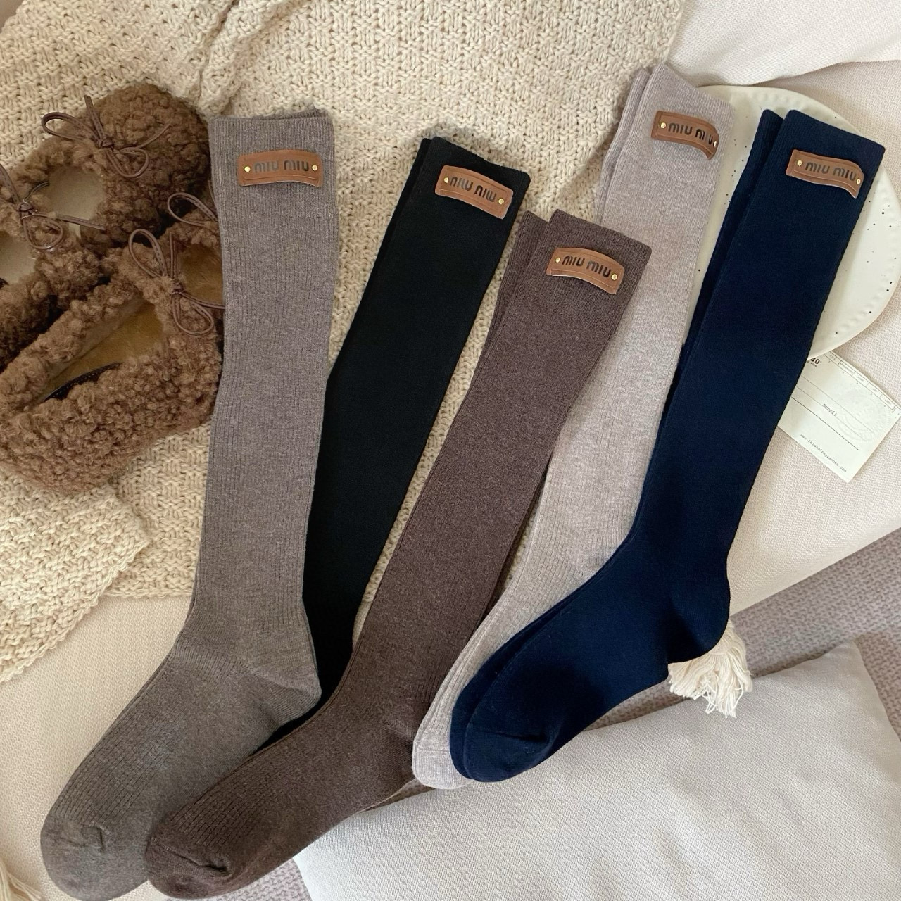 NO:766974,Comes with packaging [one pair in one box] MIUMIU · Miu Miu’s super popular internet celebrity cashmere socks, Miaojia official website cashmere calf socks with synchronized letters, recommended by ins star internet celebrities, extremely popular cashmere material, comfortable, soft and breathable, European and American big-name street essential socks, stockings, socks, miumiu, socks19860909配包装【一盒一双】MIUMIU · 缪缪超级爆款网红羊绒袜子缪家官网同步字母羊绒小腿袜,ins明星网红推荐火爆至极羊绒材质,舒适柔软透气,欧美大牌街头必备袜子,丝袜,袜子,miumiu,socks,accessory