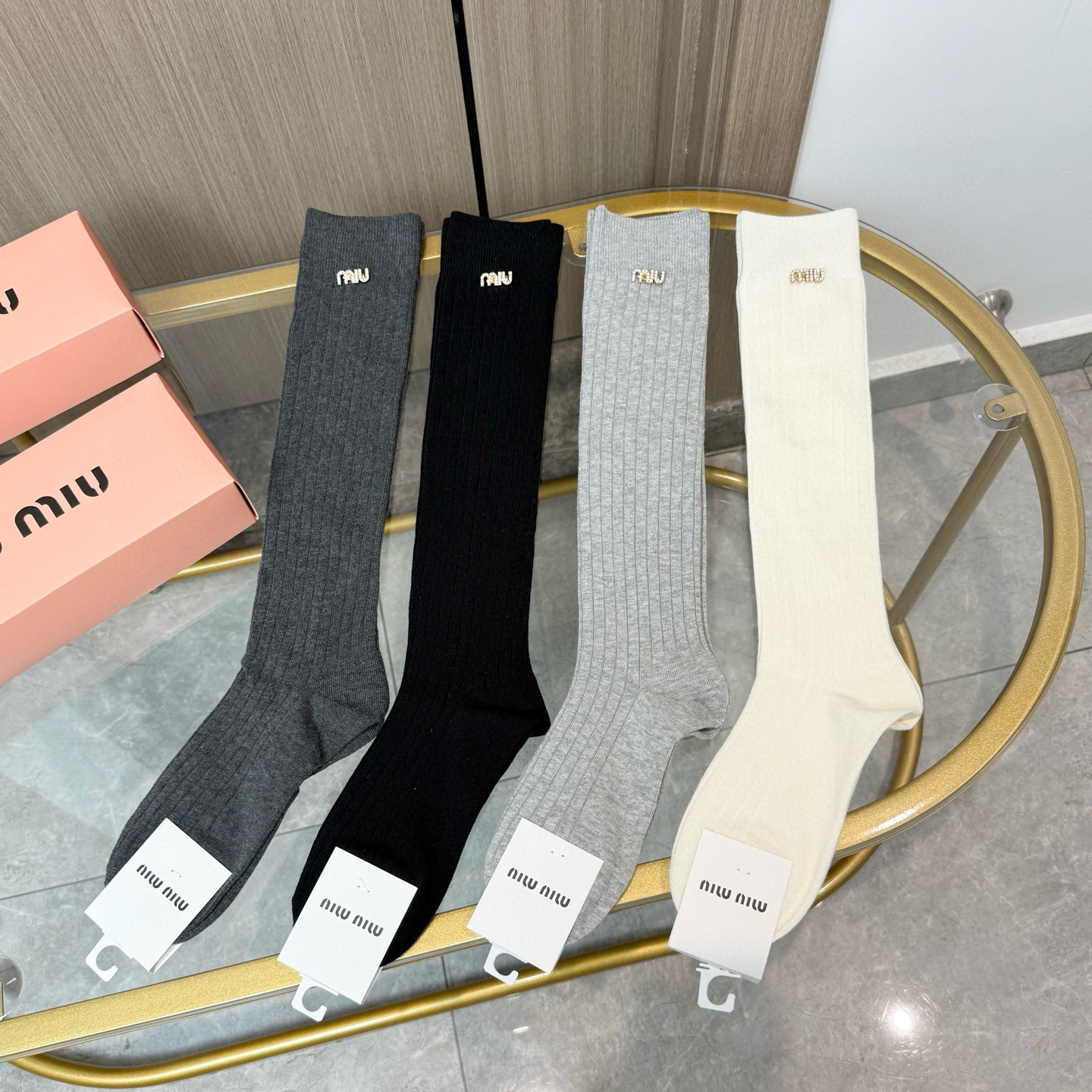 NO:767064,Comes with packaging [four pairs in a box] MIUMIU · Miu Miu's super popular Internet celebrity socks MIUMIU official website synchronized letter calf socks, recommended by ins stars and Internet celebrities, extremely popular pure cotton material, light, soft and breathable, suitable for all seasons, European and American big-name street essential socks, stockings, socks, miumiu, socks19860909配包装【一盒四双】MIUMIU · 缪缪超级爆款网红袜子MIUMIU官网同步字母小腿袜,ins明星网红推荐火爆至极纯棉材质,轻薄柔软透气,四季通用,欧美大牌街头必备袜子,丝袜,袜子,miumiu,socks,accessory
