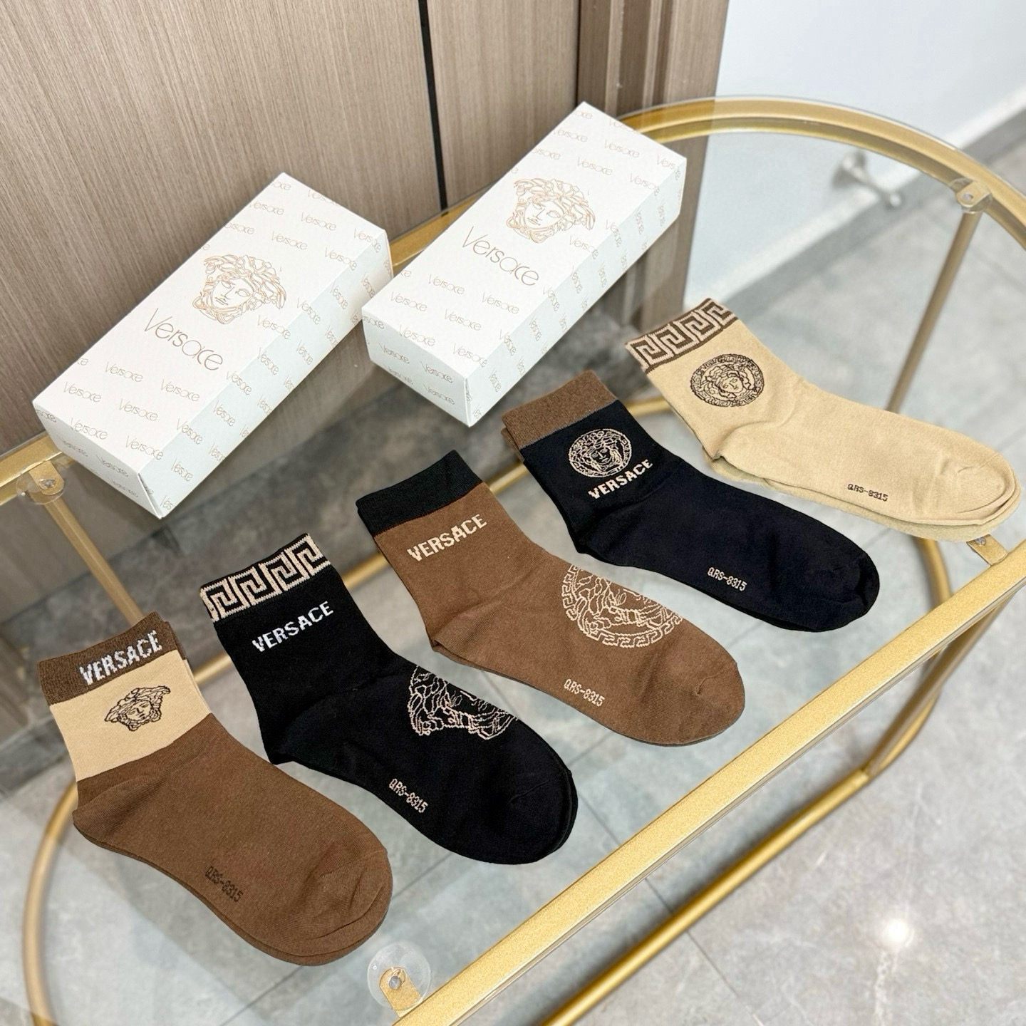 NO:767090,Comes with packaging [five pairs in a box] European and American big-name Versace, great-looking European and American big-name mid-calf socks for men, a must-have counter-purchase quality short-tube socks for trendy people, super high-end style when paired with them, extremely fashionable~~ Recommended, recommended, recommended~~ A must-have fashionable item!  !  !  socks,stockings,socks,versace,socks19860909配包装【一盒五双】欧美大牌 范思哲 好看到爆炸欧美大牌中筒袜男款潮人必不能少的专柜代购品质 短筒袜子 ,搭配起来超高逼格 时髦度爆表啊啊啊啊～～推荐推荐推荐～～必入时髦小单品！！！袜子,丝袜,袜子,versace,socks,accessory