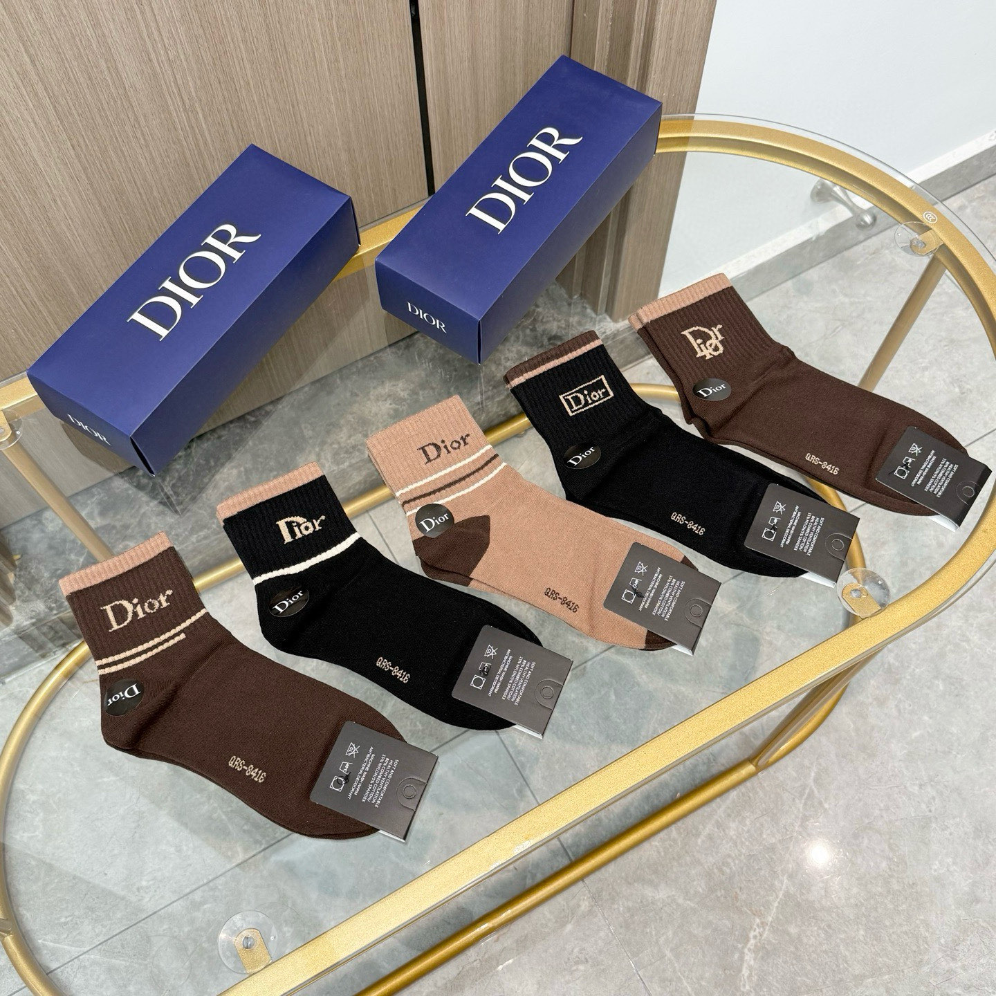 NO:767100,Comes with packaging [five pairs in a box] Dior Dior, a big-name European and American brand. The mid-calf socks for men and women from big-name European and American brands are indispensable for fashionistas. They are a must-have high-quality counter-purchased high-top socks. They look super stylish when paired together. They are so fashionable~~ Recommended, recommended, recommended~~ A must-have fashionable item!  !  !  socks, stockings, socks, dior, dior, socks19860909配包装【一盒五双】欧美大牌 Dior迪奥 好看到爆炸欧美大牌中筒袜男女款潮人必不能少的专柜代购品质高筒袜子 ,搭配起来超高逼格 时髦度爆表啊啊啊啊～～推荐推荐推荐～～必入时髦小单品！！！袜子,丝袜,袜子,dior,dior,socks,accessory