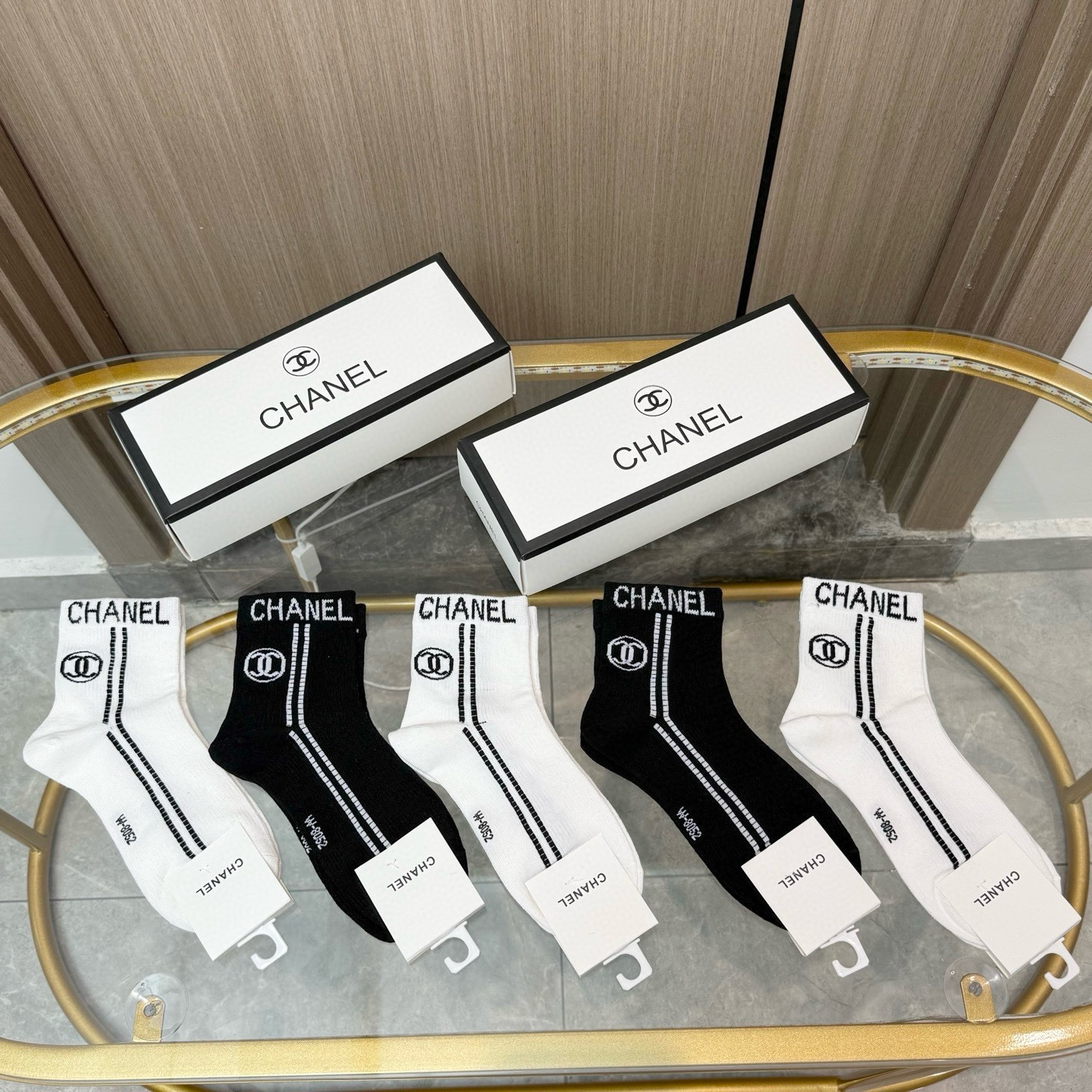 NO:767122,Comes with packaging [five pairs in a box] Chanel's popular high-end card mid-calf socks ~ Very good to see. European and American big-name mid-calf socks are indispensable for fashionistas. They are counter-purchased quality socks. They are super stylish when paired with them. They are so fashionable~~ Recommended, recommended, recommended~~ A must-have fashionable item!  !  socks, stockings, socks, chanel, chanel, socks19860909配包装【一盒五双】Chanel 香奈儿 爆款卡中筒袜高版本 ～好看到爆炸 欧美大牌中筒袜潮人必不能少的专柜代购品质 袜子 ,搭配起来超高逼格 时髦度爆表啊啊啊啊～～推荐推荐推荐～～必入时髦小单品！！袜子,丝袜,袜子,chanel,chanel,socks,accessory