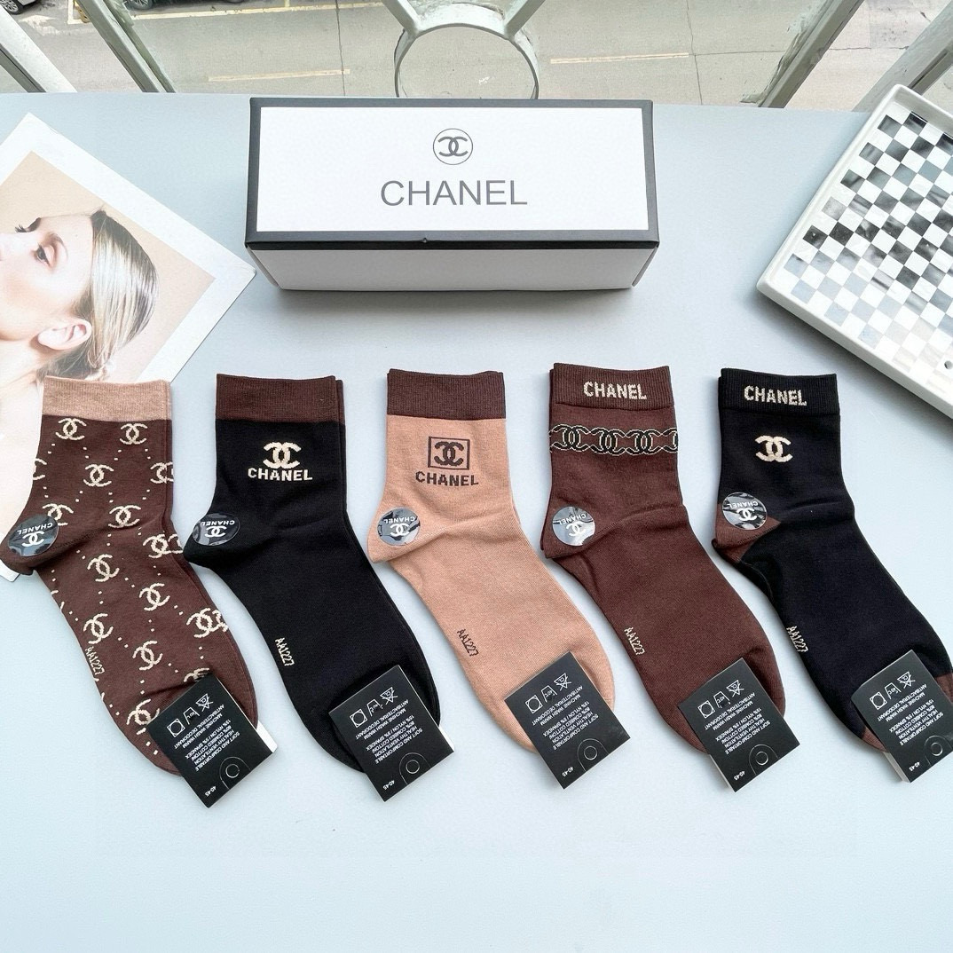NO:767198,Comes with packaging [five pairs in a box] Chanel's high-end version of the popular mid-calf socks ~ very good to see. European and American big-name mid-calf socks are indispensable for fashionistas. They are counter-purchased quality socks. They are super stylish when paired with them. They are so fashionable~~ Recommended, recommended, recommended~~ A must-have fashionable item!  !  socks, stockings, socks, chanel, chanel, socks19860909配包装【一盒五双】Chanel 香奈儿 爆款中筒袜高版本 ～好看到爆炸 欧美大牌中筒袜潮人必不能少的专柜代购品质 袜子 ,搭配起来超高逼格 时髦度爆表啊啊啊啊～～推荐推荐推荐～～必入时髦小单品！！袜子,丝袜,袜子,chanel,chanel,socks,accessory