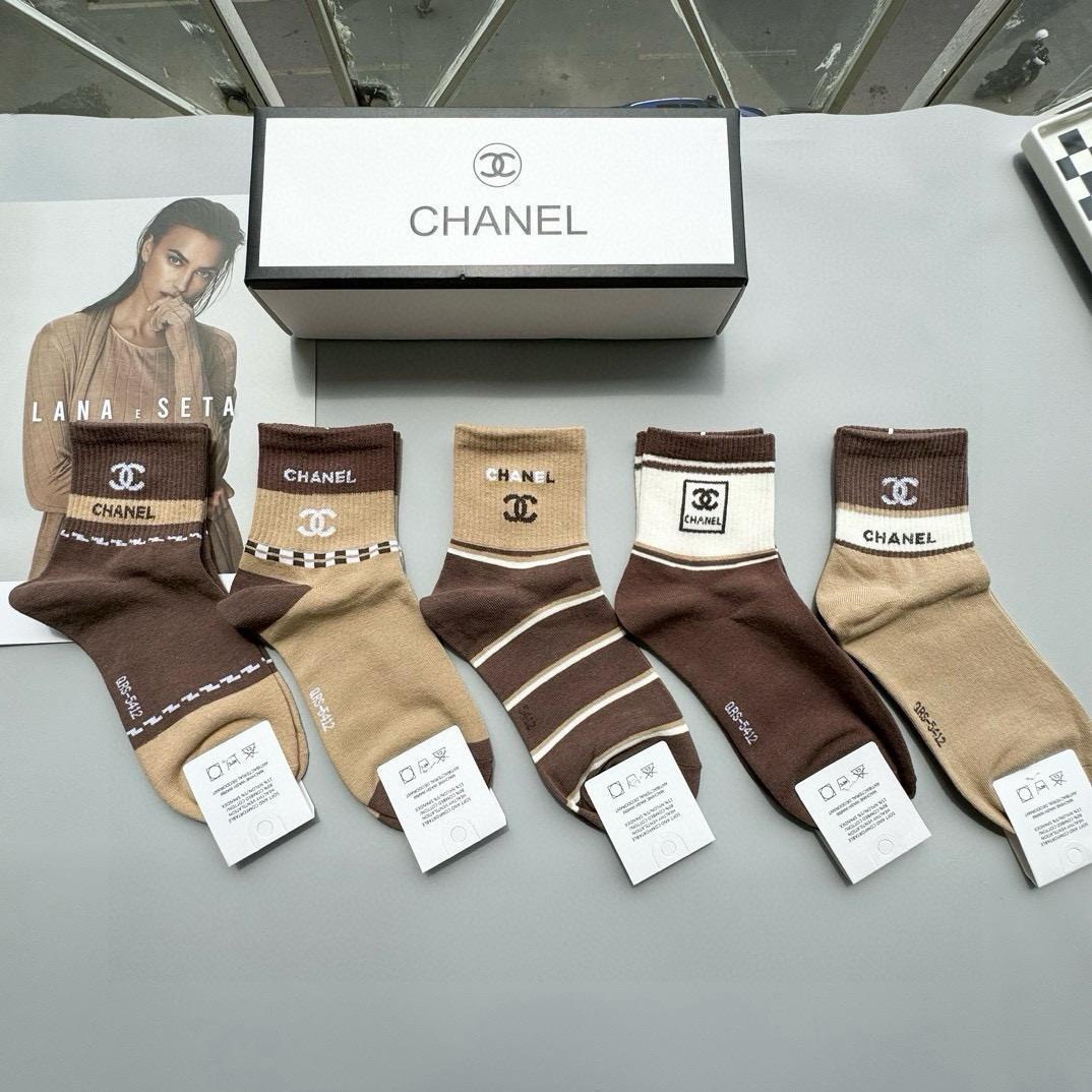 NO:767135,Comes with packaging [five pairs in a box] Chanel's popular high-end card mid-calf socks ~ Very good to see. European and American big-name mid-calf socks are indispensable for fashionistas. They are counter-purchased quality socks. They are super stylish when paired with them. They are so fashionable~~ Recommended, recommended, recommended~~ A must-have fashionable item!  !  socks, stockings, socks, chanel, chanel, socks19860909配包装【一盒五双】Chanel 香奈儿 爆款卡中筒袜高版本 ～好看到爆炸 欧美大牌中筒袜潮人必不能少的专柜代购品质 袜子 ,搭配起来超高逼格 时髦度爆表啊啊啊啊～～推荐推荐推荐～～必入时髦小单品！！袜子,丝袜,袜子,chanel,chanel,socks,accessory