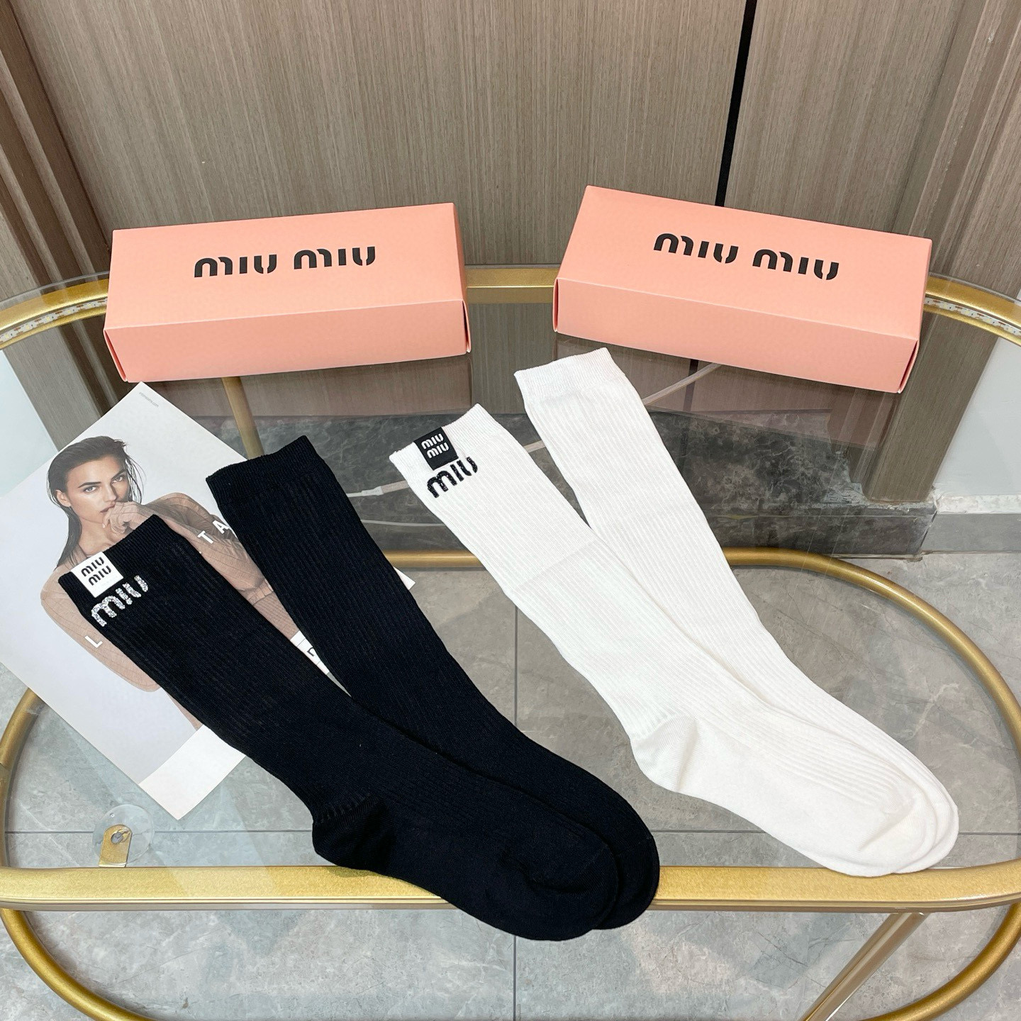 NO:767212,Comes with packaging [two pairs in one box] MIUMIU · Miu Miu's super popular Internet celebrity socks M's official website synchronous knitted letter calf socks, recommended by ins stars and Internet celebrities, extremely popular pure cotton material, light, soft and breathable, suitable for all seasons, European and American big-name street essential socks, stockings, socks, miumiu, socks19860909配包装【一盒二双】MIUMIU · 缪缪超级爆款网红袜子M家官网同步针织字母小腿袜,ins明星网红推荐火爆至极纯棉材质,轻薄柔软透气,四季通用,欧美大牌街头必备袜子,丝袜,袜子,miumiu,socks,accessory