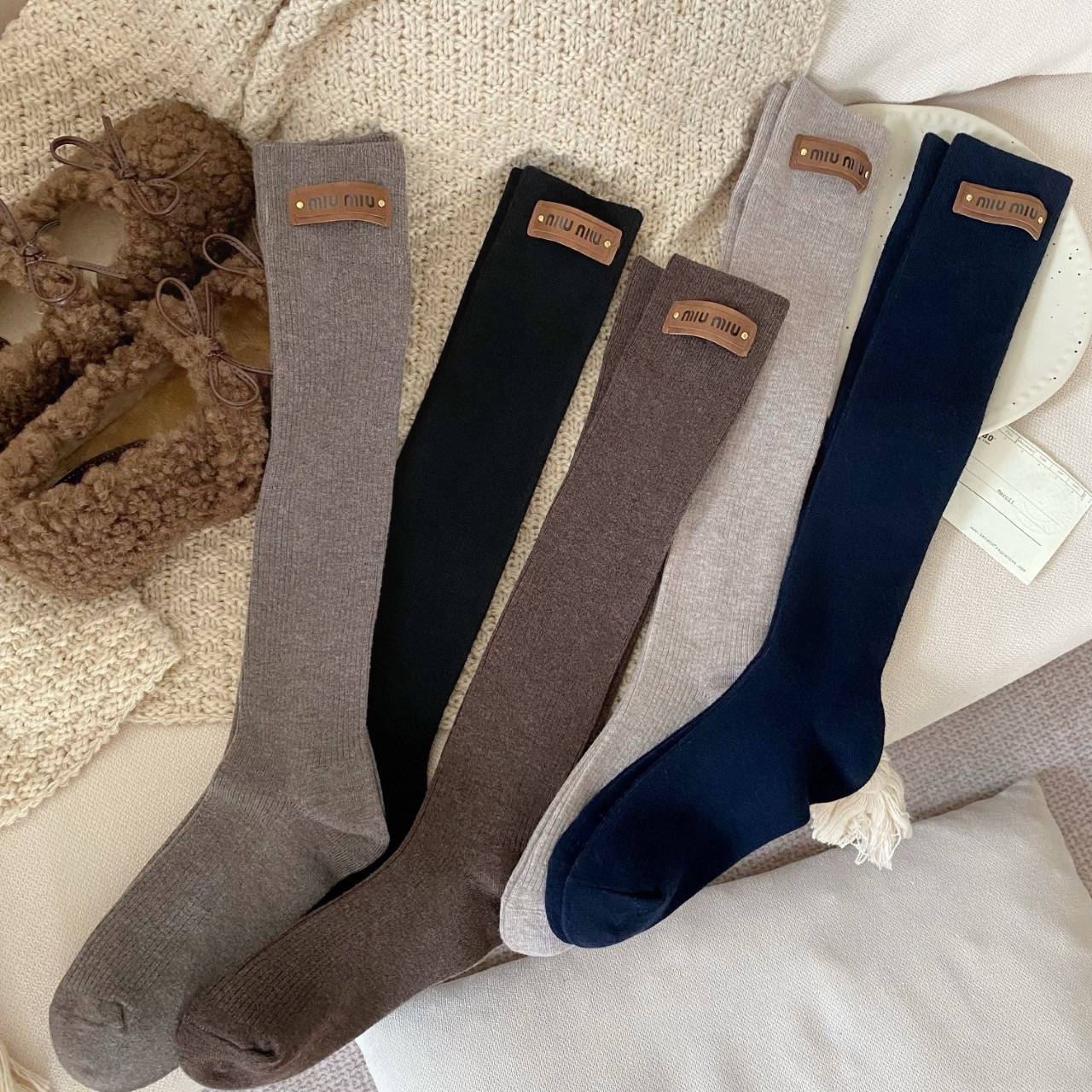 NO:767268,Comes with packaging [one pair in one box] MIUMIU · Miu Miu’s super popular internet celebrity cashmere socks, Miaojia official website cashmere calf socks with synchronized letters, recommended by ins star internet celebrities, extremely popular cashmere material, comfortable, soft and breathable, European and American big-name street essential socks, stockings, socks, miumiu, socks19860909配包装【一盒一双】MIUMIU · 缪缪超级爆款网红羊绒袜子缪家官网同步字母羊绒小腿袜,ins明星网红推荐火爆至极羊绒材质,舒适柔软透气,欧美大牌街头必备袜子,丝袜,袜子,miumiu,socks,accessory
