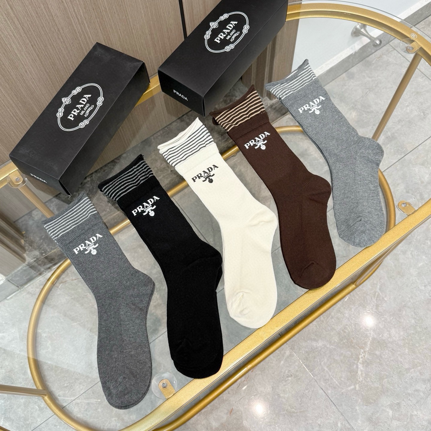 NO:768087,Comes with packaging [five pairs in a box] PRADA high-end version ~ Look great. PRADA hot-printed mid-calf socks, ultra-exquisite and fashionable, must-have high-quality mid-calf socks purchased at PRADA counters. They match with super high-end styles and are so fashionable~~ Recommended, recommended, recommended~~ A must-have fashionable item!  !  !  socks, stockings, socks, prada, prada, socks19860909配包装【一盒五双】PRADA 普拉达高版本 ～好看到爆炸 PRADA 袜子烫印中筒袜,超精致潮人必不能少的 PRADA 专柜代购品质 中筒袜子 ,搭配起来超高逼格 时髦度爆表啊啊啊啊～～推荐推荐推荐～～必入时髦小单品！！！袜子,丝袜,袜子,prada,prada,socks,accessory