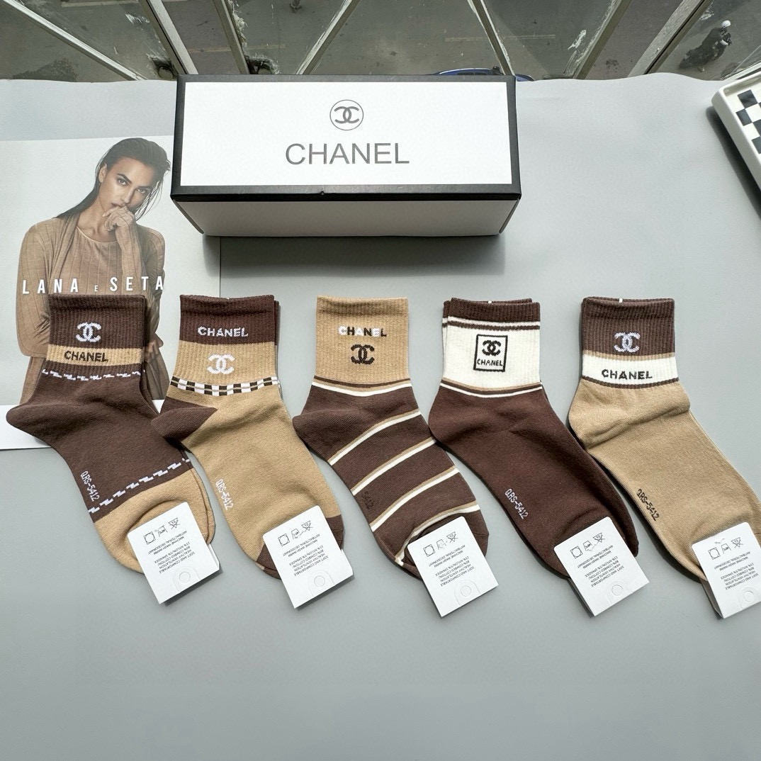 NO:769148,Comes with packaging [five pairs in a box] Chanel's popular high-end card mid-calf socks ~ Very good to see. European and American big-name mid-calf socks are indispensable for fashionistas. They are counter-purchased quality socks. They are super stylish when paired with them. They are so fashionable~~ Recommended, recommended, recommended~~ A must-have fashionable item!  !  socks, stockings, socks, chanel, chanel, socks19860909配包装【一盒五双】Chanel 香奈儿 爆款卡中筒袜高版本 ～好看到爆炸 欧美大牌中筒袜潮人必不能少的专柜代购品质 袜子 ,搭配起来超高逼格 时髦度爆表啊啊啊啊～～推荐推荐推荐～～必入时髦小单品！！袜子,丝袜,袜子,chanel,chanel,socks,accessory