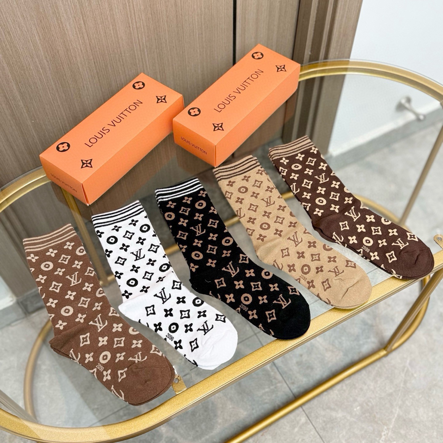 NO:769149,Comes with packaging [five pairs in a box] LV Louis Vuitton's hot-selling high version of stockings ~ very good to see. European and American big-name stockings are essential counter-purchase quality socks for fashionistas. They match with super high-end styles and are extremely fashionable~~ Recommended, recommended, recommended~~ A must-have fashionable item!  !  socks, stockings, socks, louis vuitton, louis vuitton, socks19860909配包装【一盒五双】LV 路易威登 爆款 长筒袜高版本 ～好看到爆炸 欧美大牌长筒袜潮人必不能少的专柜代购品质 袜子 ,搭配起来超高逼格 时髦度爆表啊啊啊啊～～推荐推荐推荐～～必入时髦小单品！！袜子,丝袜,袜子,louis vuitton,louis vuitton,socks,accessory