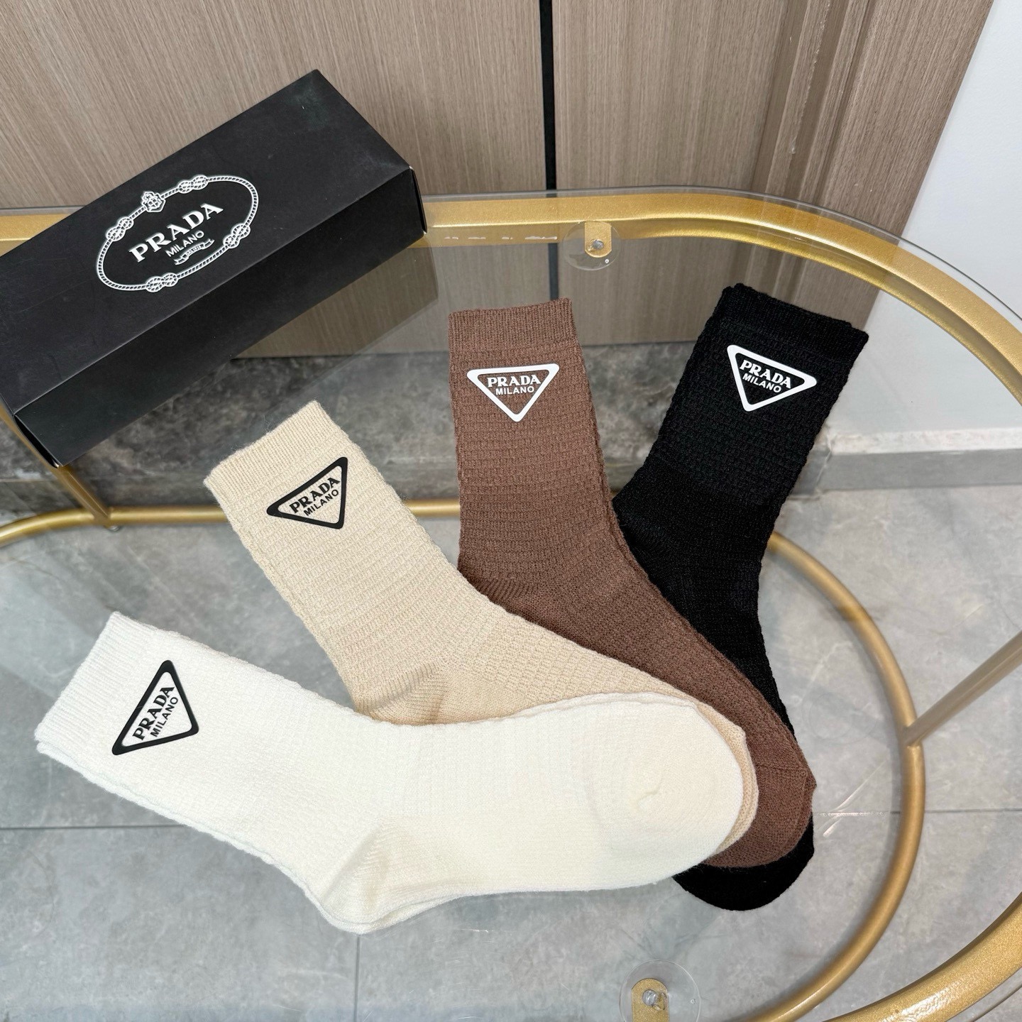 配包装【一盒四双】PRADA 普拉达高版本 ～好看到爆炸 PRADA 袜子🔥粗针羊绒烫印中筒袜，超精致🔥
