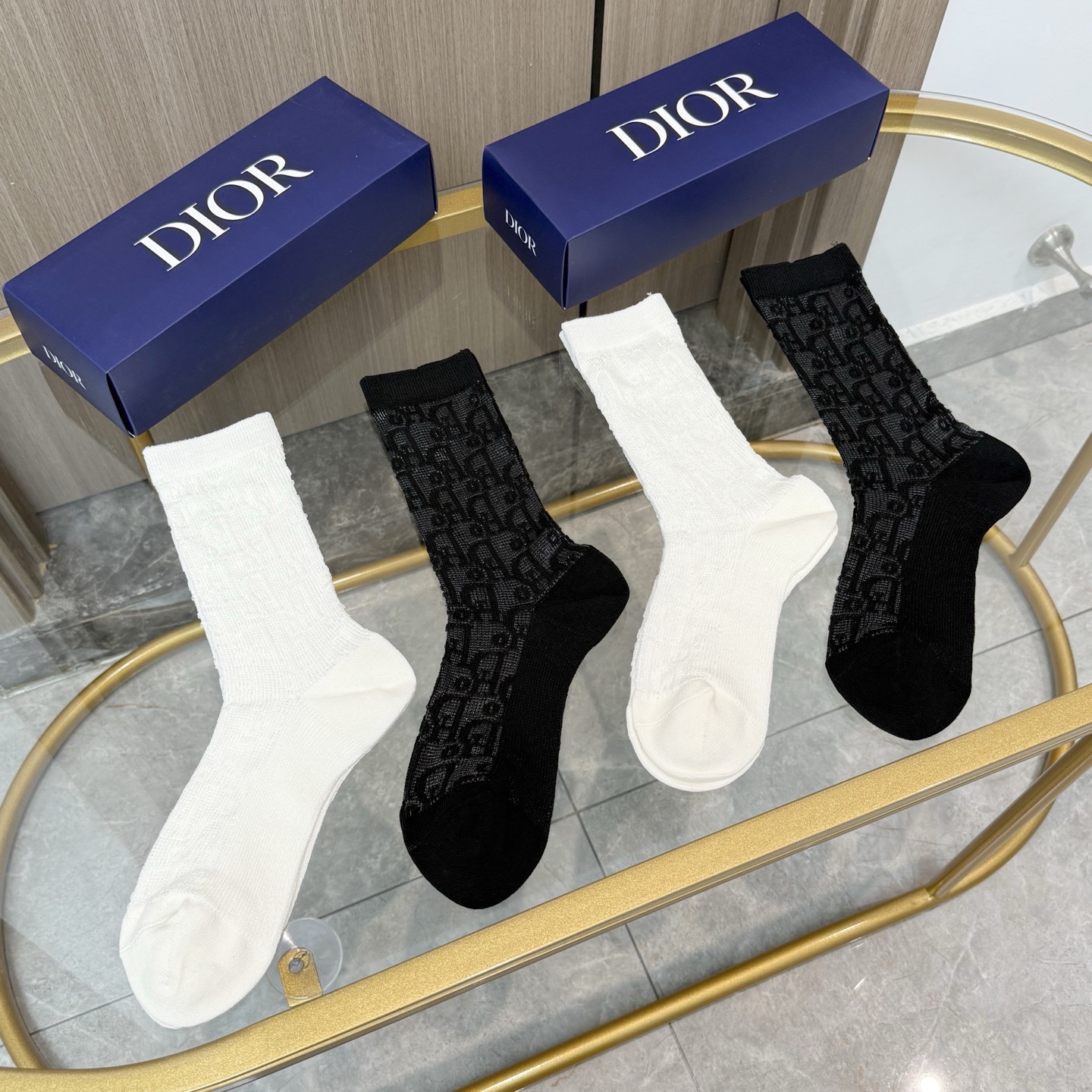 配包装【一盒四双】Dior · 迪奥❗️超级爆款网红袜子❗️D家官网同步提花字母小腿袜，ins明星网红推