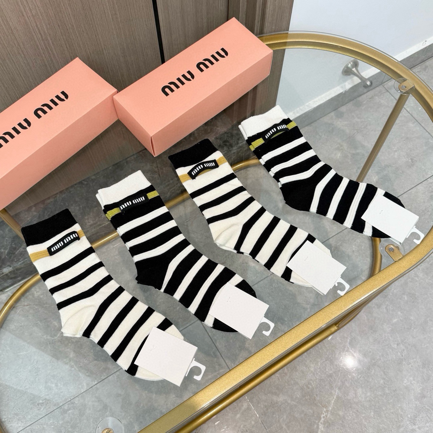 配包装【一盒四双】miumiu · 缪缪❗️高品质🔥超级爆款网红袜子❗️miu家官网同步饰品字母中筒袜，