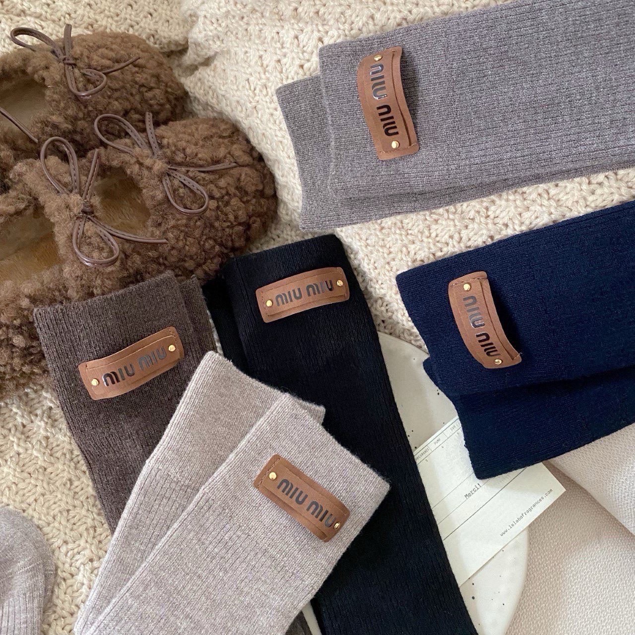 配包装【一盒一双】MIUMIU · 缪缪❗️超级爆款网红羊绒袜子❗️缪家官网同步字母羊绒小腿袜，ins明