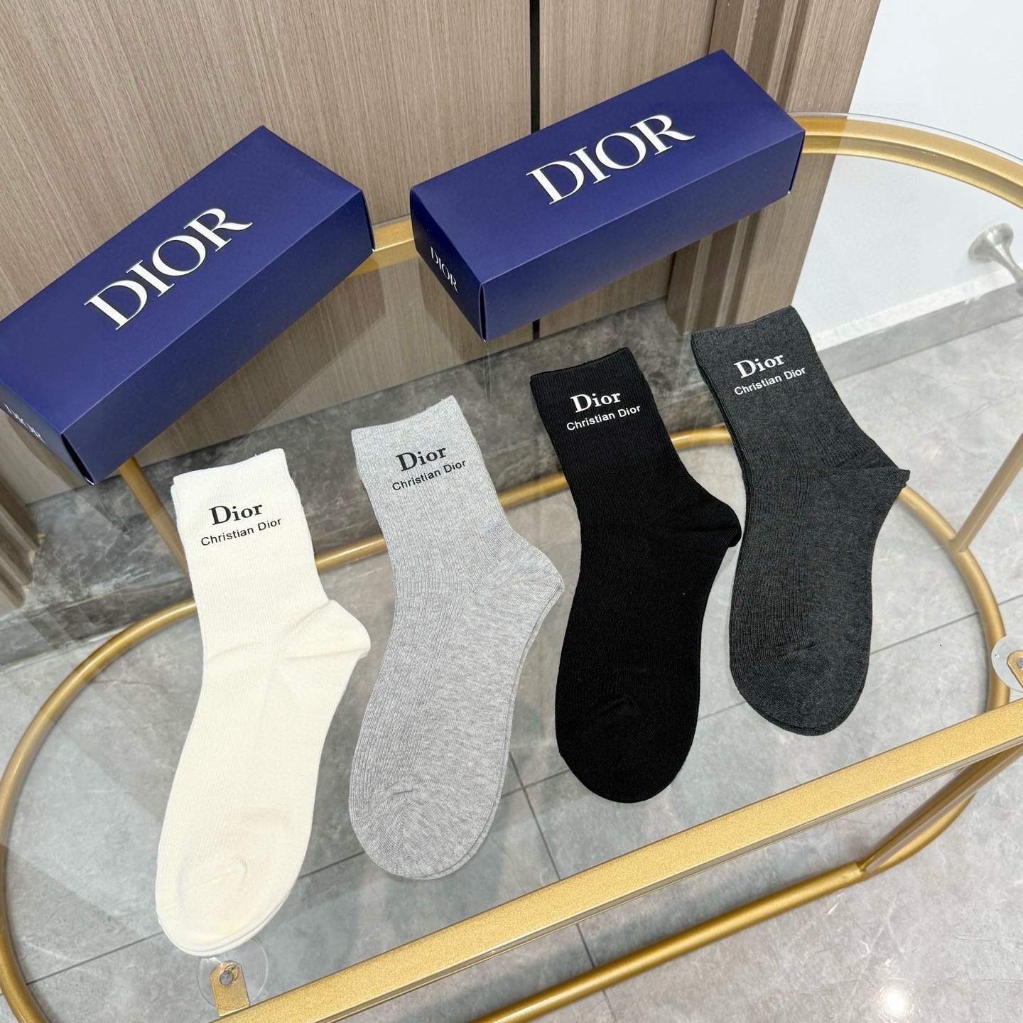 配包装【一盒四双】DIOR 迪奥高版本 ～好看到爆炸 Dior 袜子🔥双针烫印中筒袜，超软糯🔥🔥潮人必不