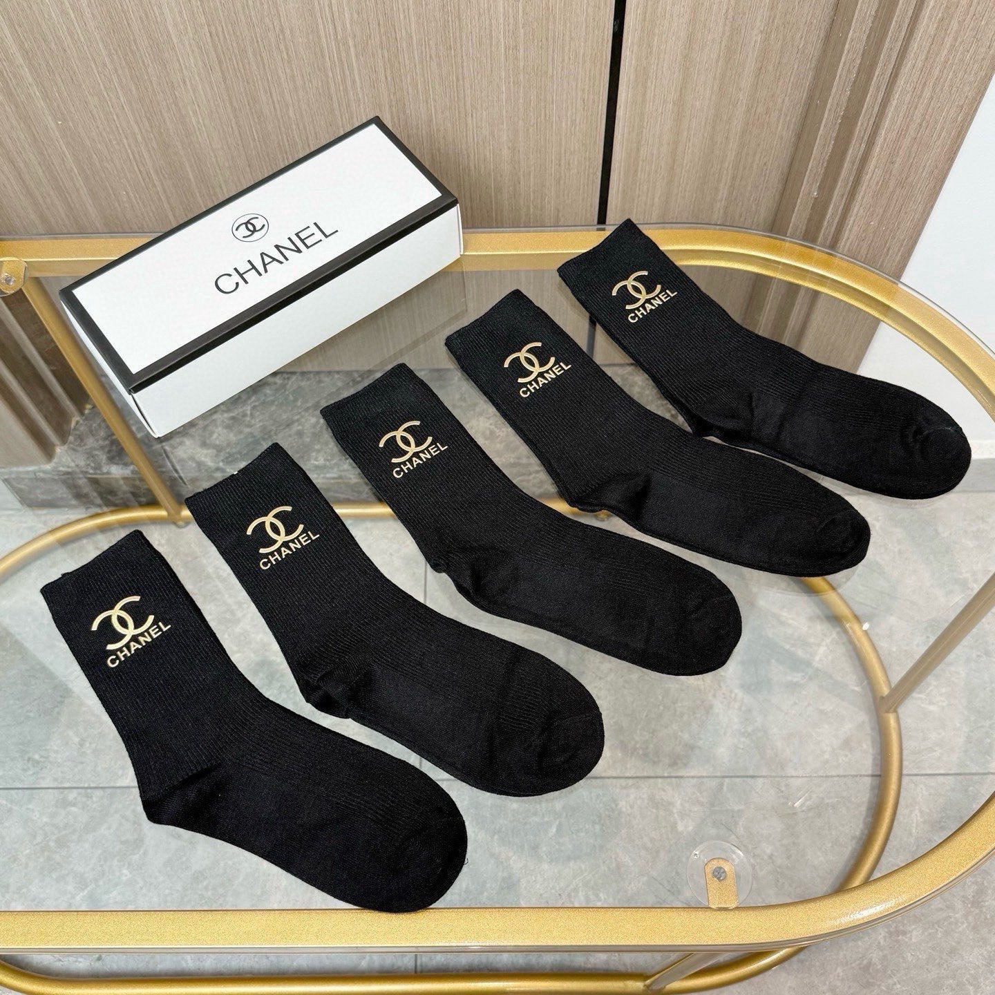配包装【一盒五双】CHANEL 香奈儿高版本 ～好看到爆炸 CHANEL 袜子🔥双针烫印羊绒中筒袜，超软
