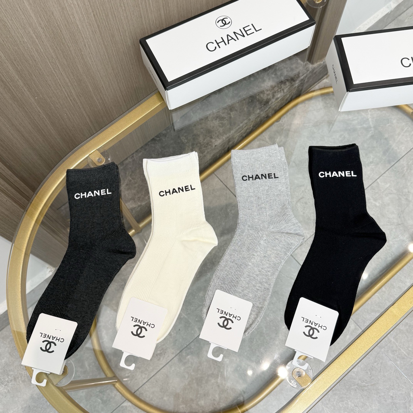 配包装【一盒四双】CHANEL 香奈儿高版本 ～好看到爆炸 CHANEL 袜子🔥双针烫印中筒袜，超精致🔥