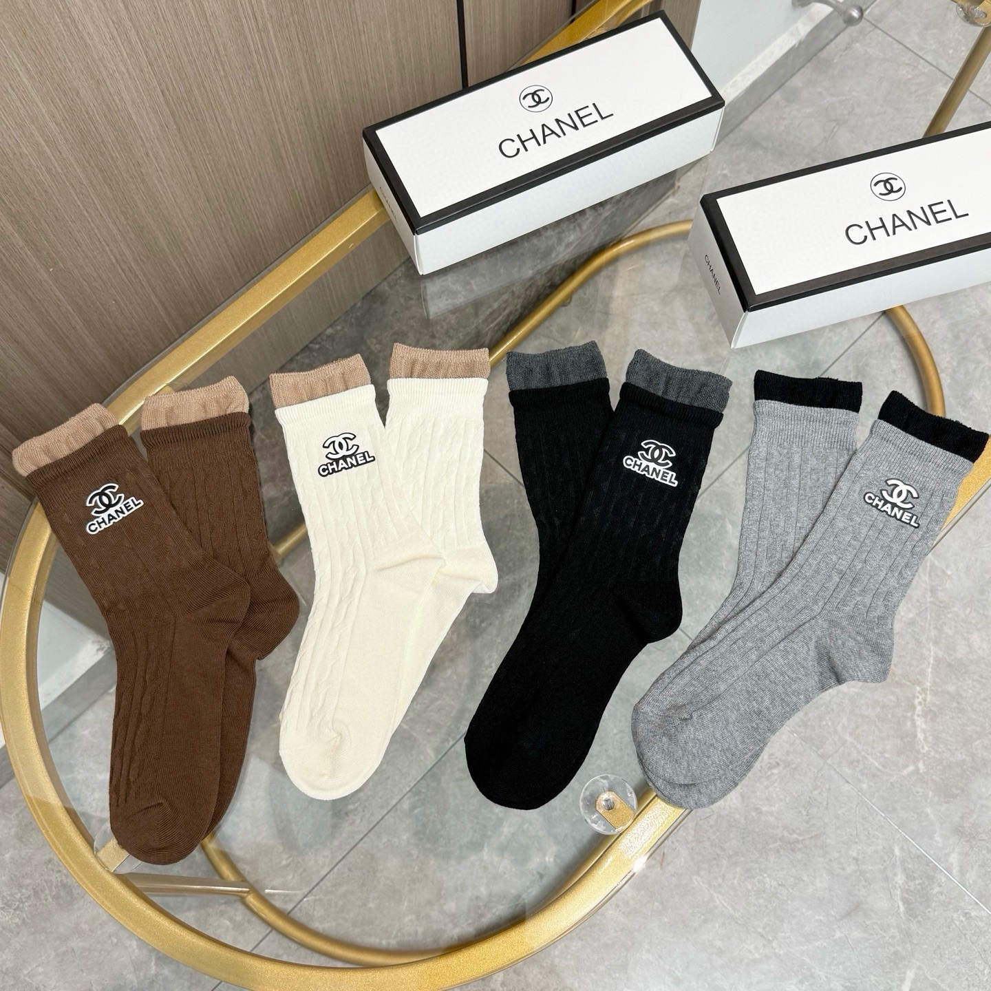 配包装【一盒四双】CHANEL 香奈儿高版本 ～好看到爆炸 CHANEL 袜子🔥烫印中筒袜，超精致🔥🔥潮