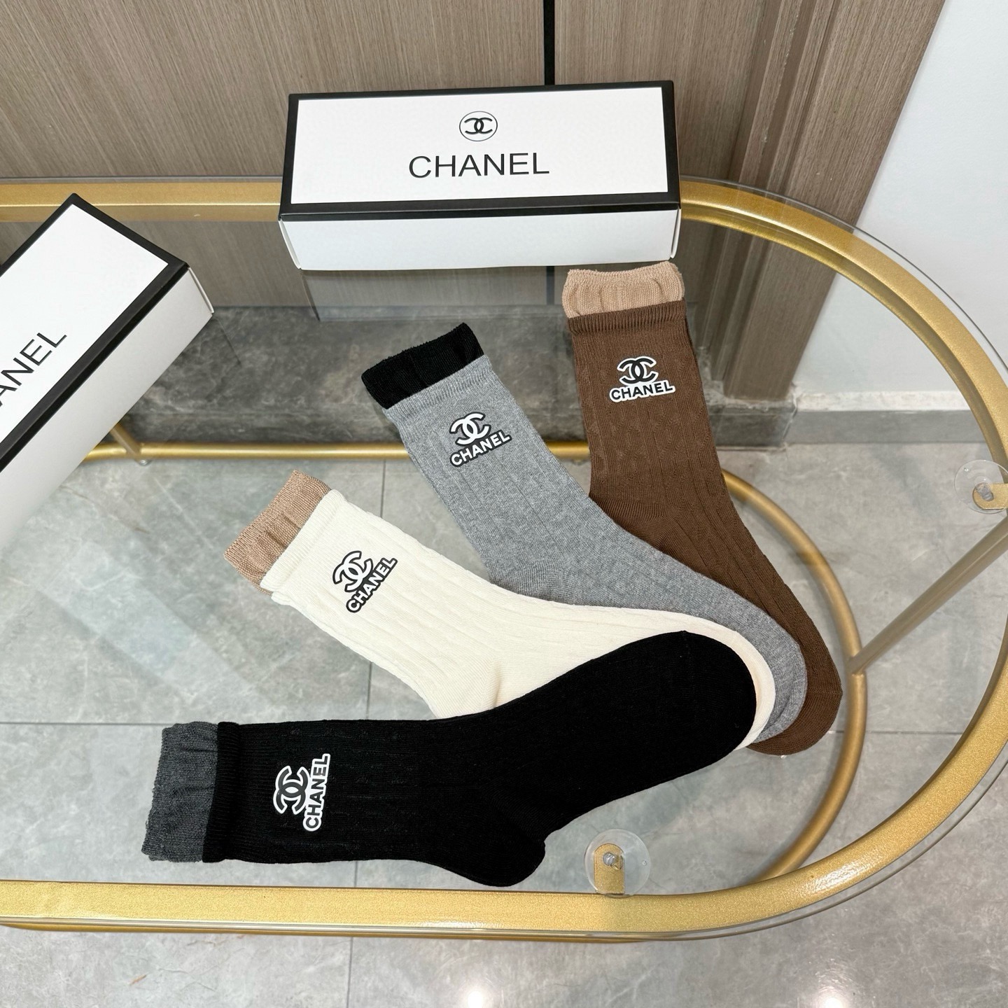 配包装【一盒四双】CHANEL 香奈儿高版本 ～好看到爆炸 CHANEL 袜子🔥烫印中筒袜，超精致🔥🔥潮
